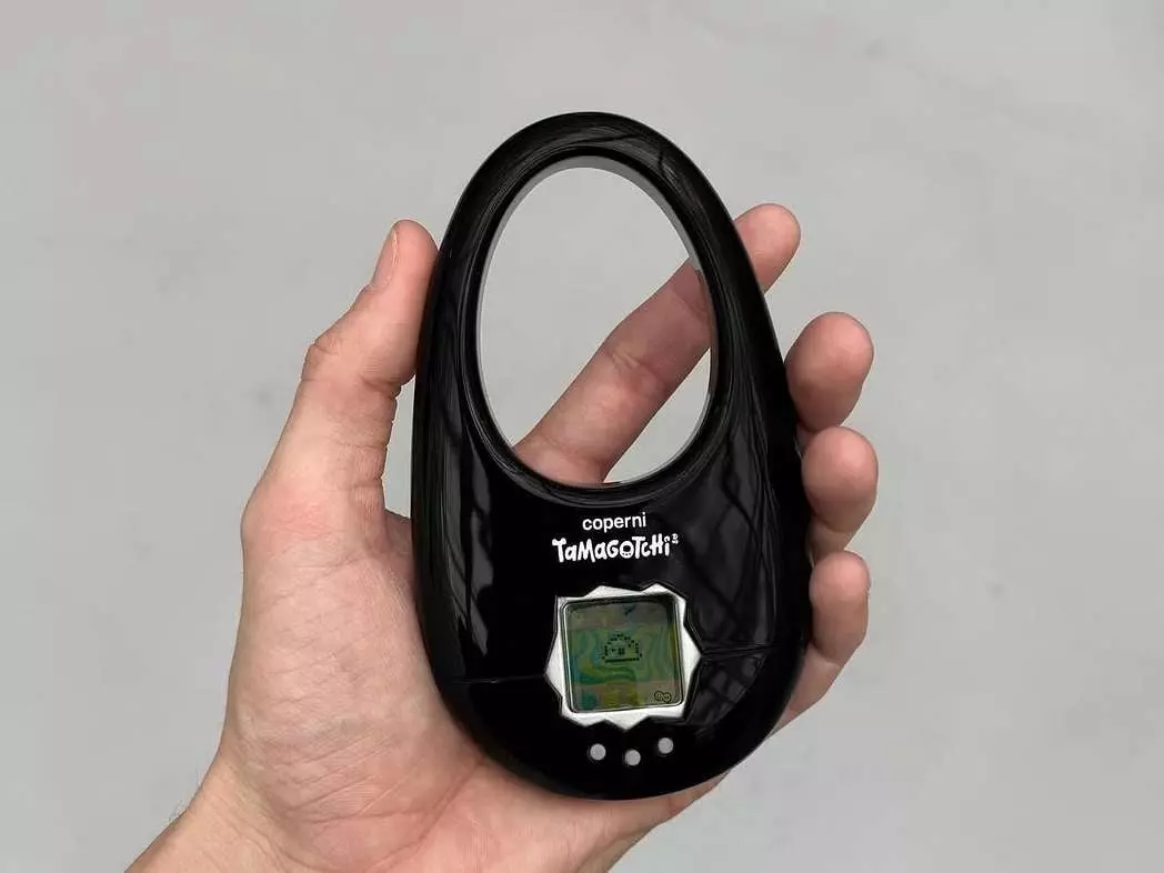 Coperni x Tamagotchi 推出電子寵物機！海軍藍、黑色、銀色三種配色一次看！