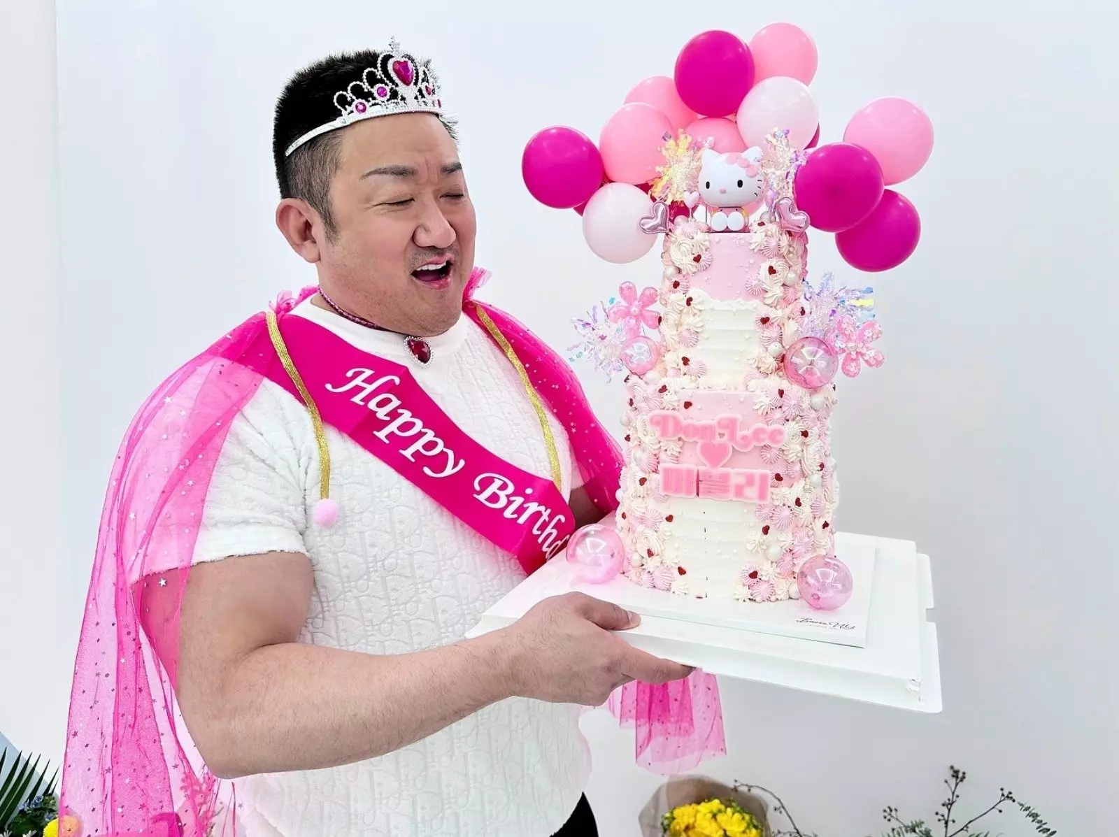馬東石慶祝 54 歲生日！頭戴公主皇冠、Hello Kitty 生日蛋糕超反差！