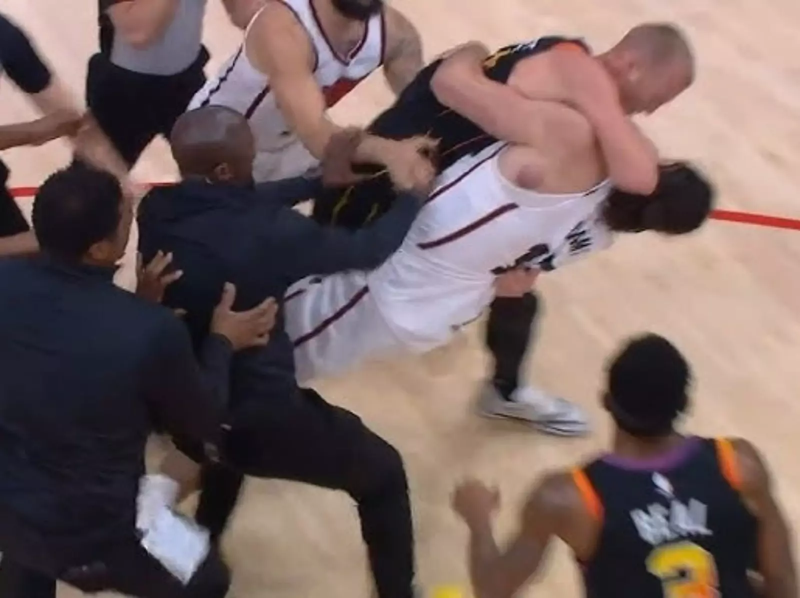 NBA／水行俠 Steven Adams 與 Mason Plumlee 爆發衝突！扭打摔角＋濺血雙雙驅逐出場！