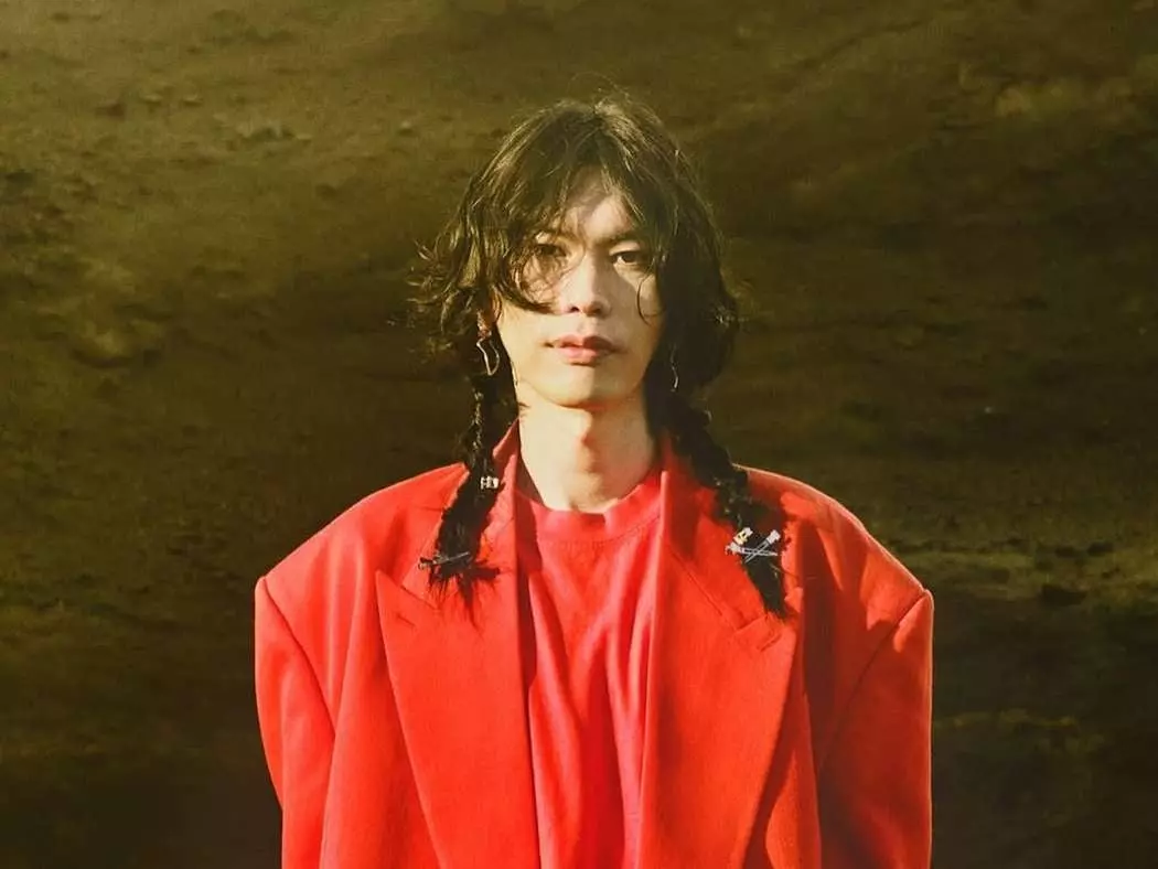 米津玄師 5 款經典髮型演變史！日系厚瀏海、微捲中分造型，每一款都是經典！