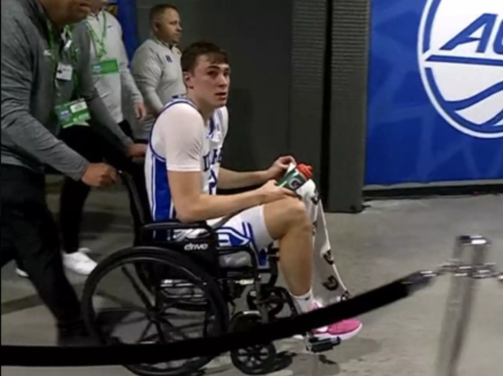 NBA 準狀元 Cooper Flagg 受傷了！左腳踝「嚴重翻船」驚悚畫面曝光！