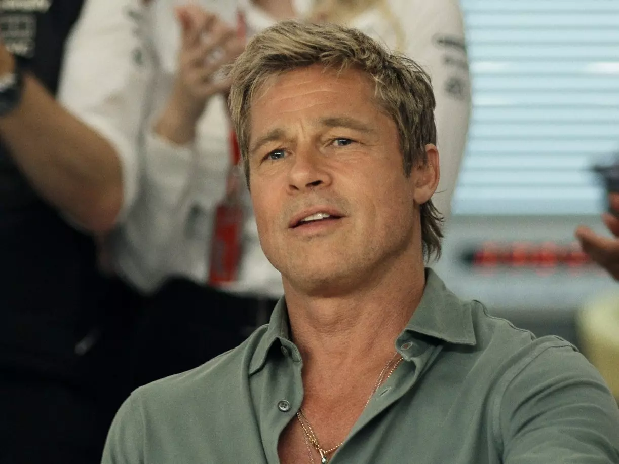 《F1》布萊德彼特 Brad Pitt 親自上陣狂飆車！導演哭喊「拜託你開慢點！」