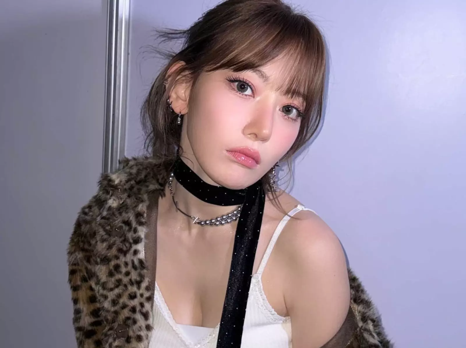 LE SSERAFIM 宮脇咲良拍 MV 太冷，向工作人員直言：「不然大家也脫衣服試試看？」