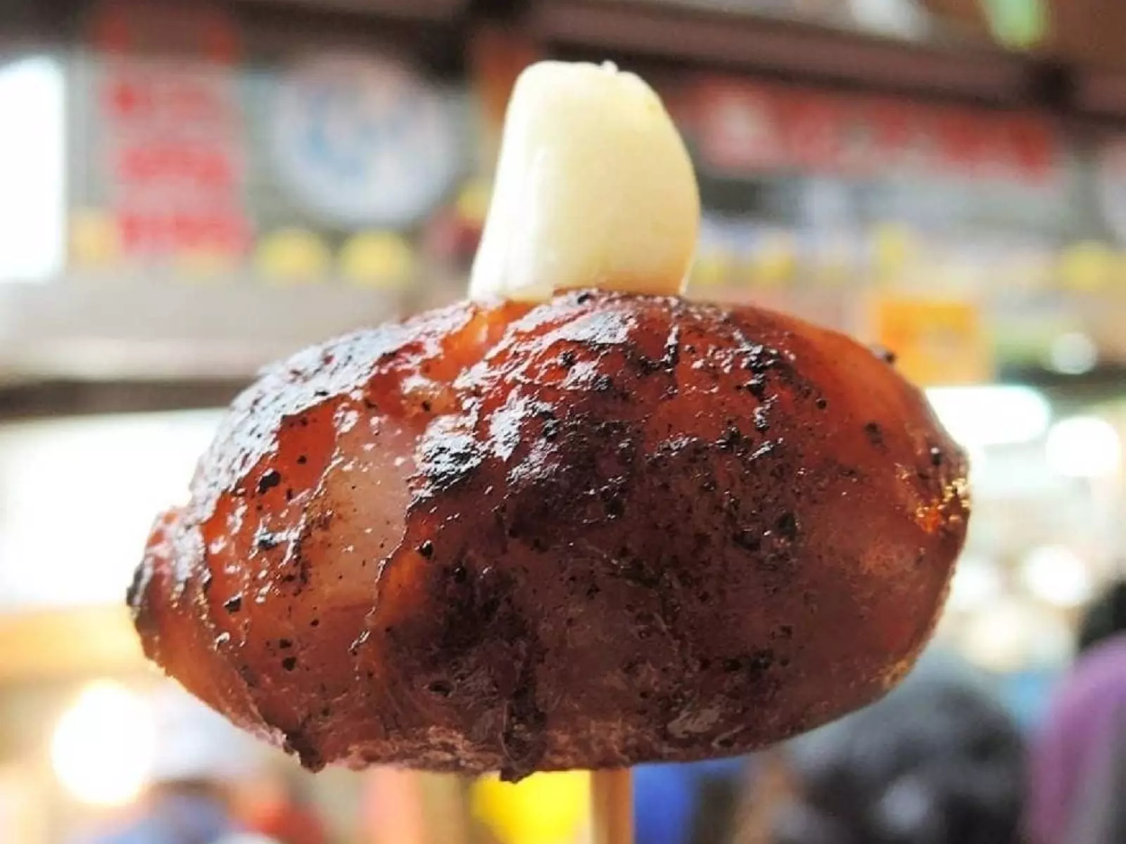 基隆廟口夜市必吃小吃「一口吃小香腸」排爆！只賣 8 元，老饕讚：「吃不膩！」