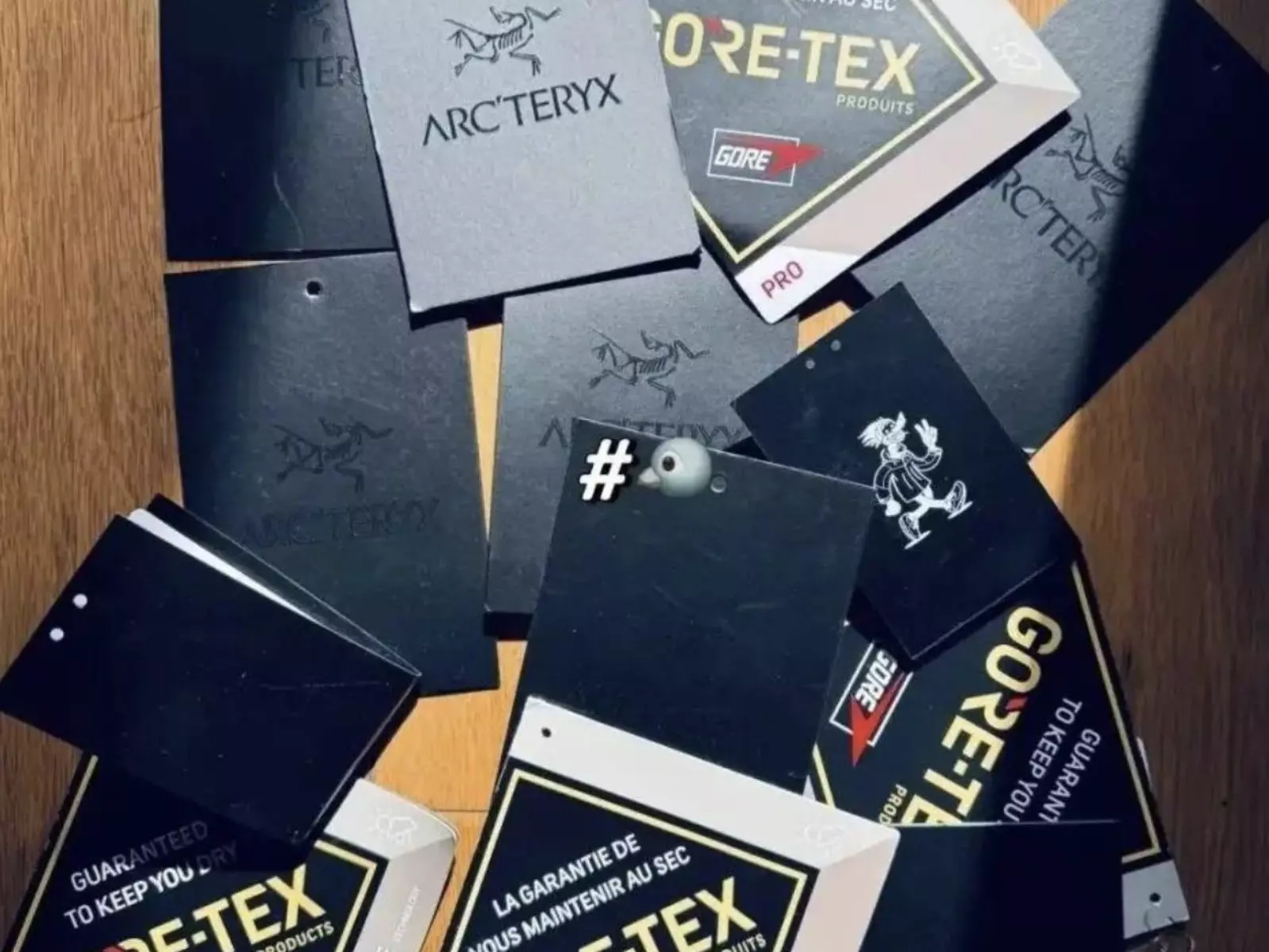 ARC'TERYX 始祖鳥竟然連吊牌都可以炒賣，一張要價破千元台幣！