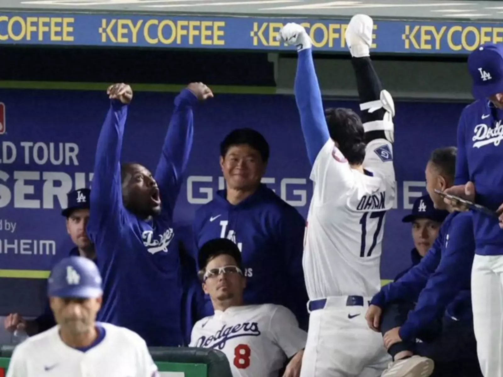 MLB / 大谷翔平高舉雙手的「神秘動作」由來曝光，體能教練 Travis Smith 表示是在模仿《刃牙》的奧利巴！