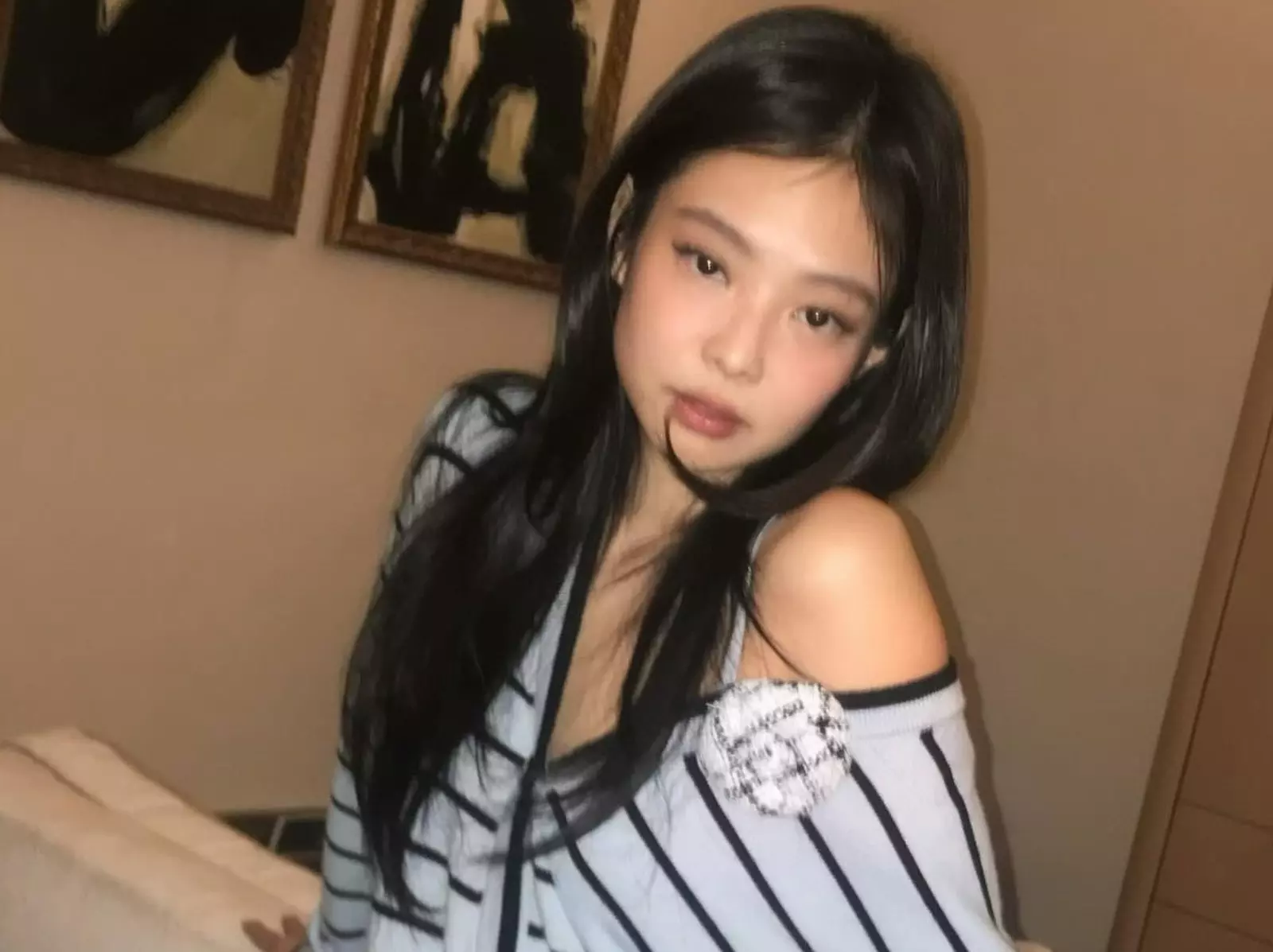 BLACKPINK Jennie 首次公開 ODD ATELIER 辦公室！藝術品沙發、戶外庭院⋯展現鈔能力！