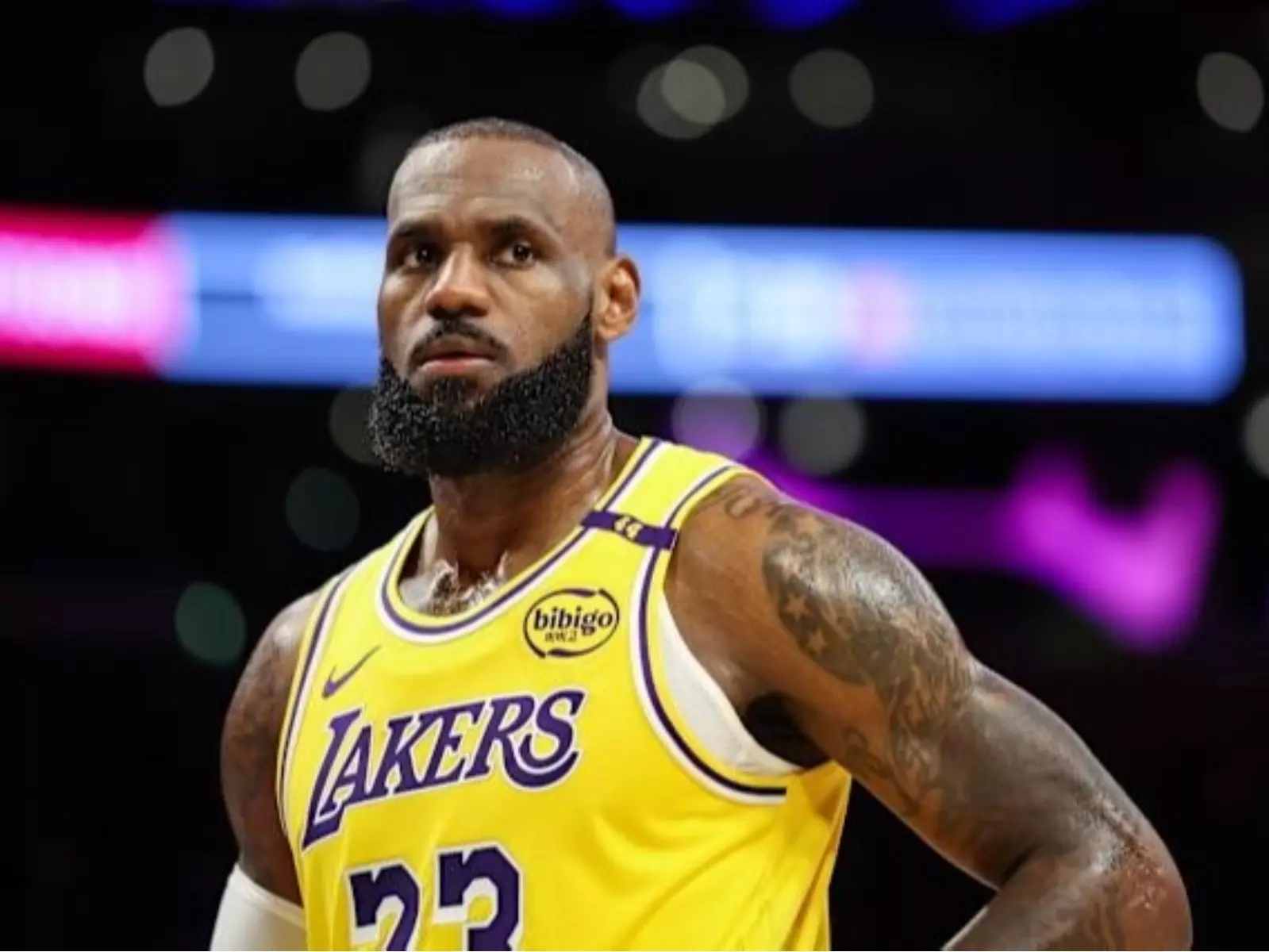 NBA／詹皇養傷跑去看二兒子冠軍賽，竟引罵聲「喬丹才不會這樣做！」