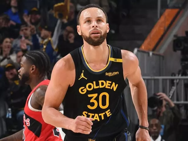 NBA／Stephen Curry 受傷！背部著地尾椎疼痛畫面曝光！