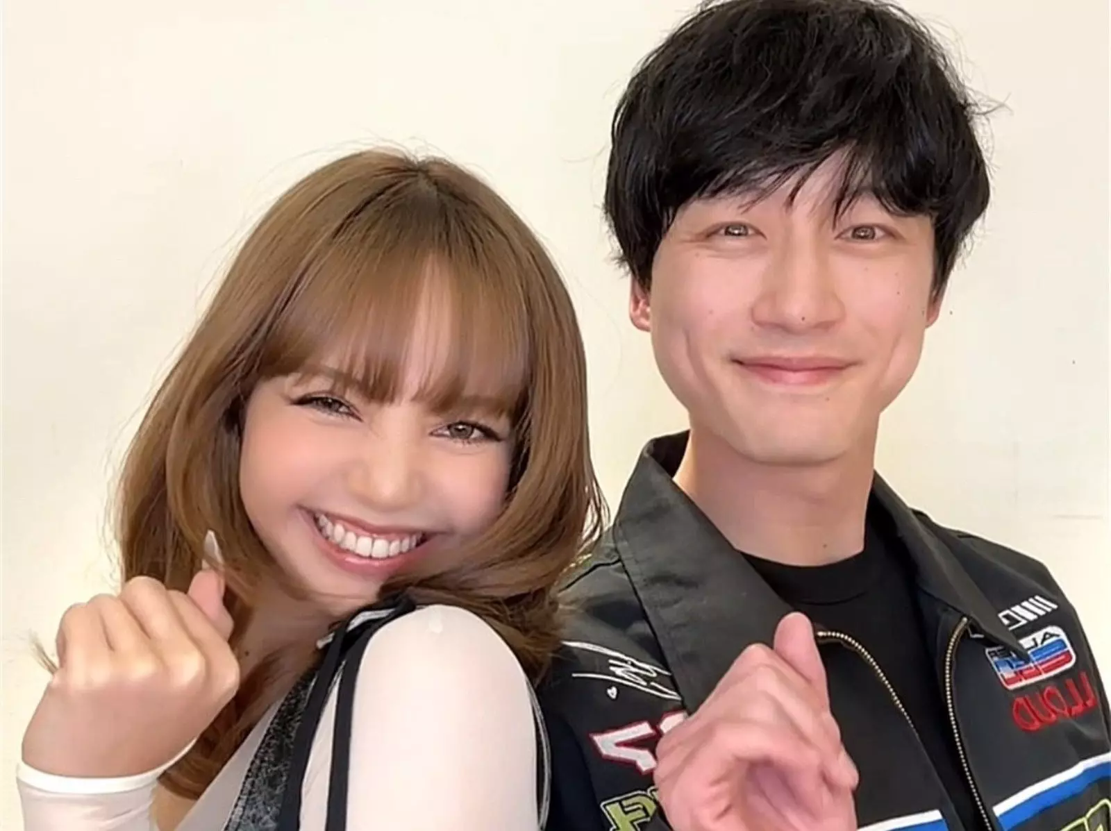 BLACKPIN Lisa 合體坂口健太郎「舞蹈挑戰」，網友驚：「怎麼有姐妹感！」