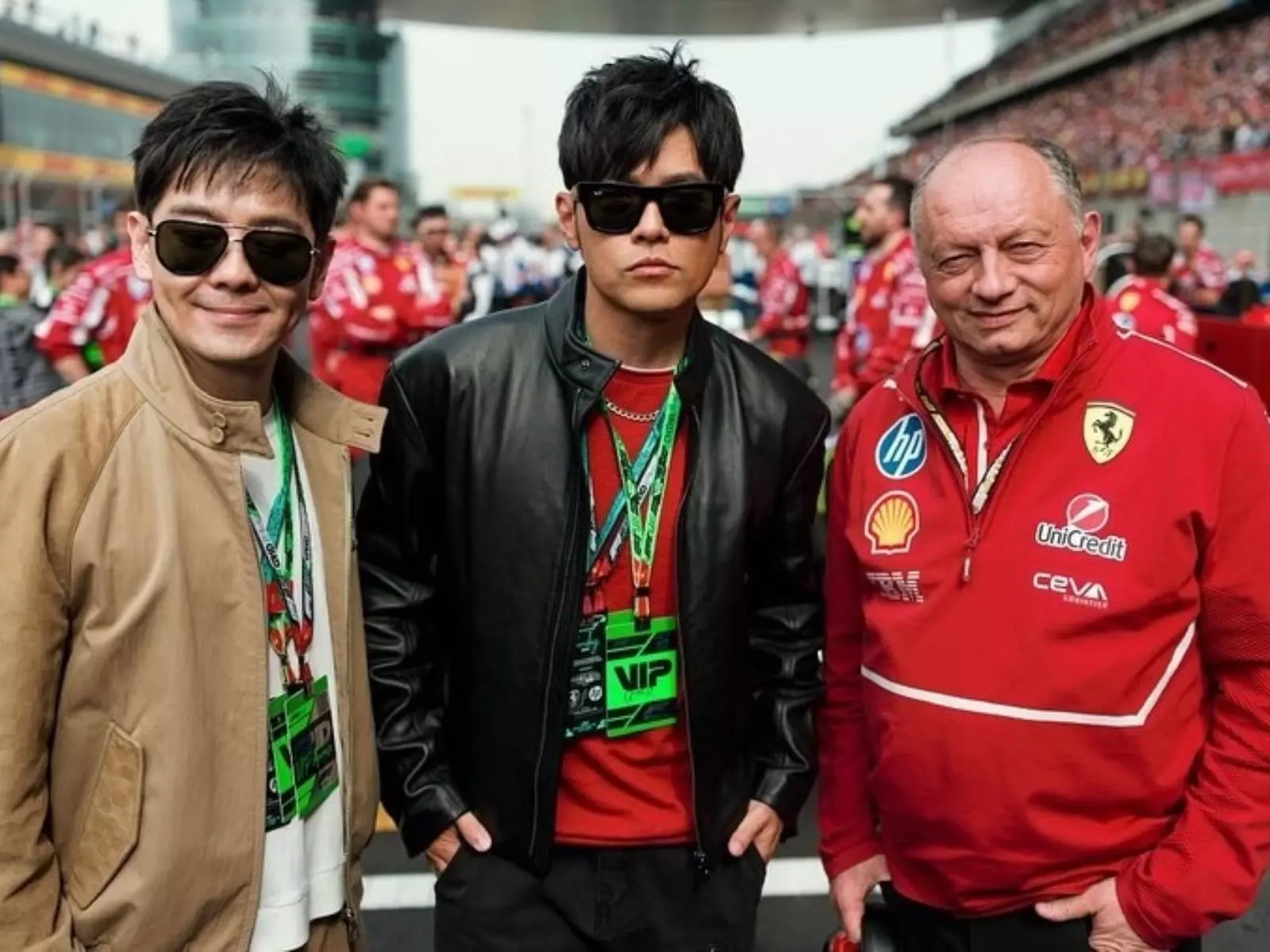 周杰倫、林志穎 F1 賽車同框！兩大不老男神齊聚上海魅力爆發！