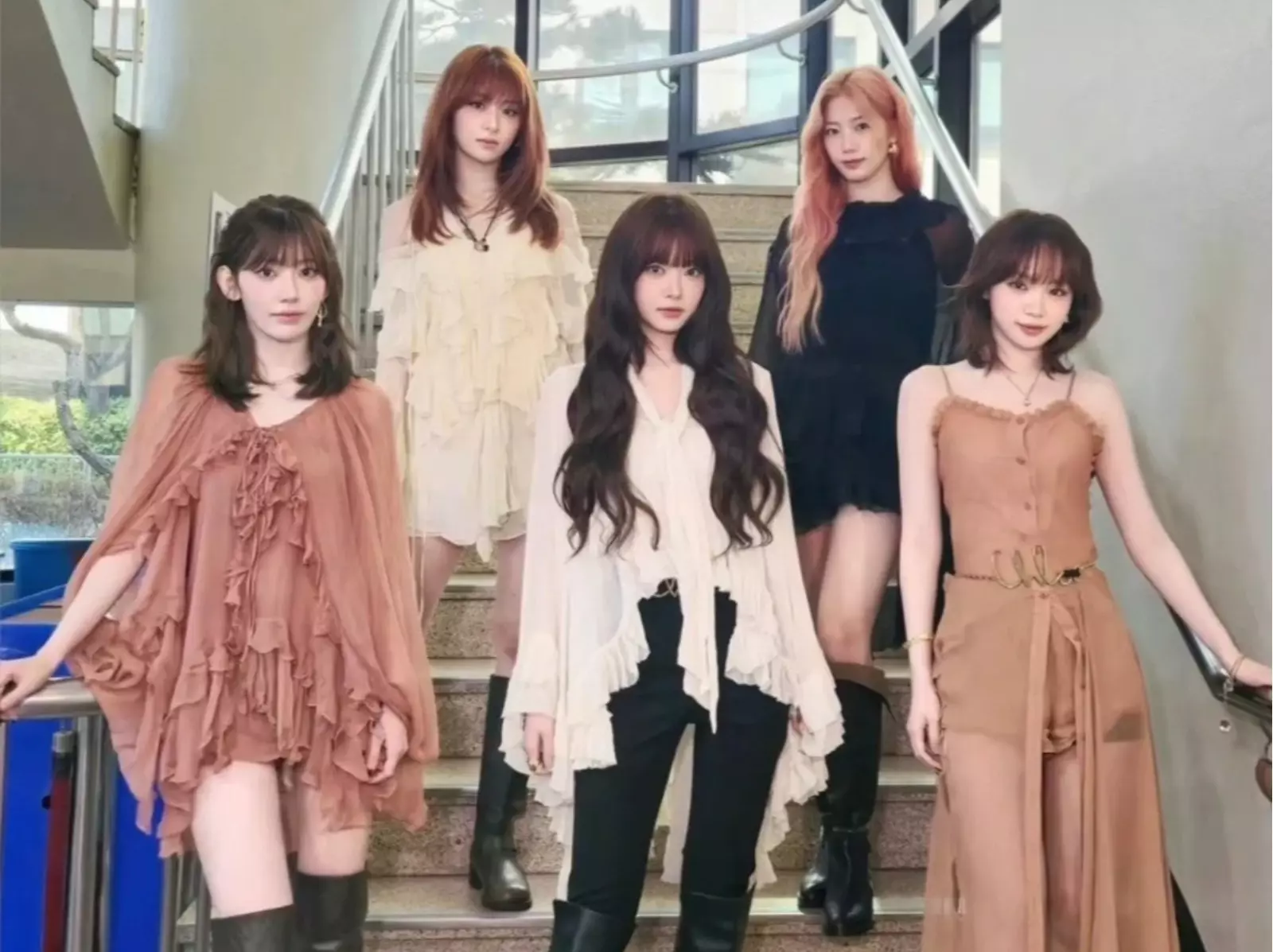 LE SSERAFIM 回歸歌曲〈HOT〉超有看頭！Chloé 服裝加持打造波希米亞唯美性感風！