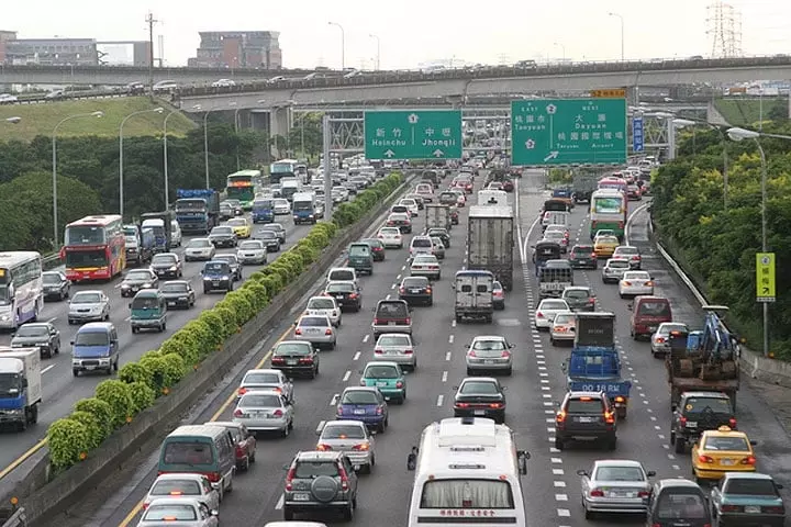2025 清明連假高乘載管制時間、高鐵、台鐵、航空優惠懶人包一次看！