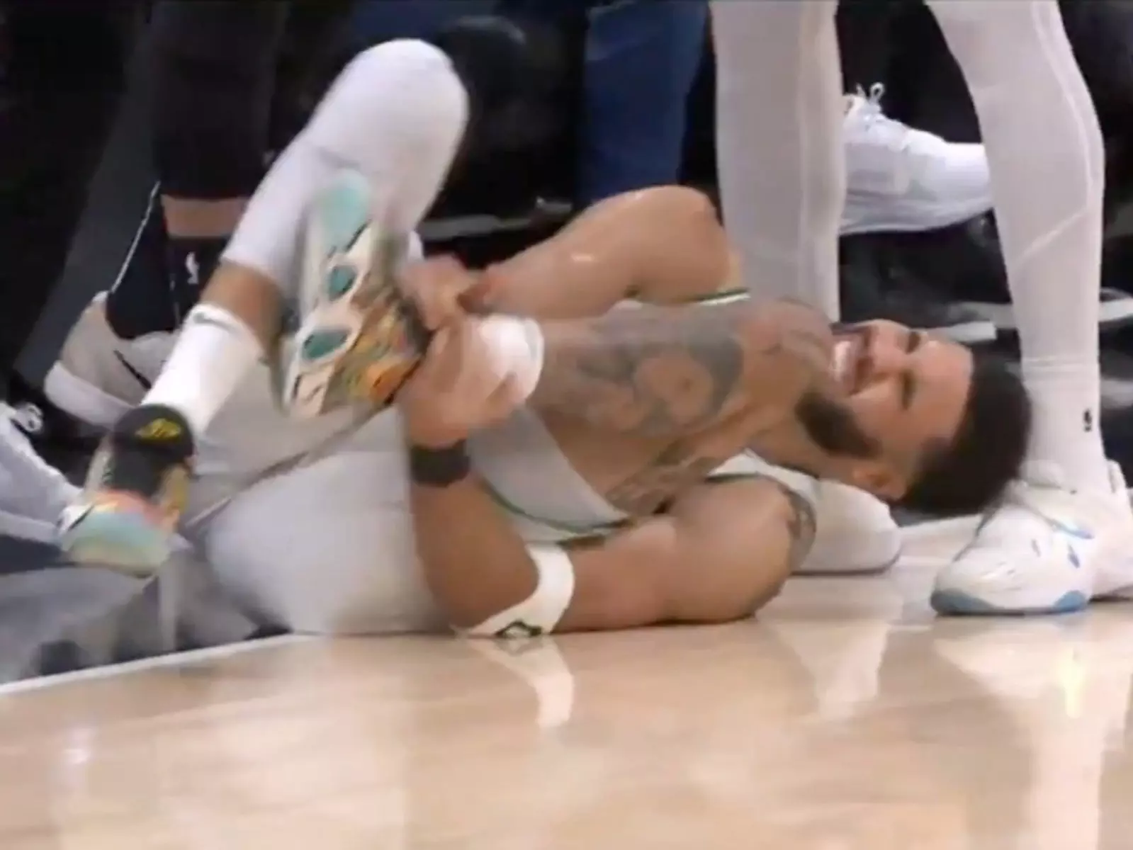 NBA／Jayson Tatum 踩到 Sabonis 腳受傷！左腳踝嚴重翻船畫面曝光！