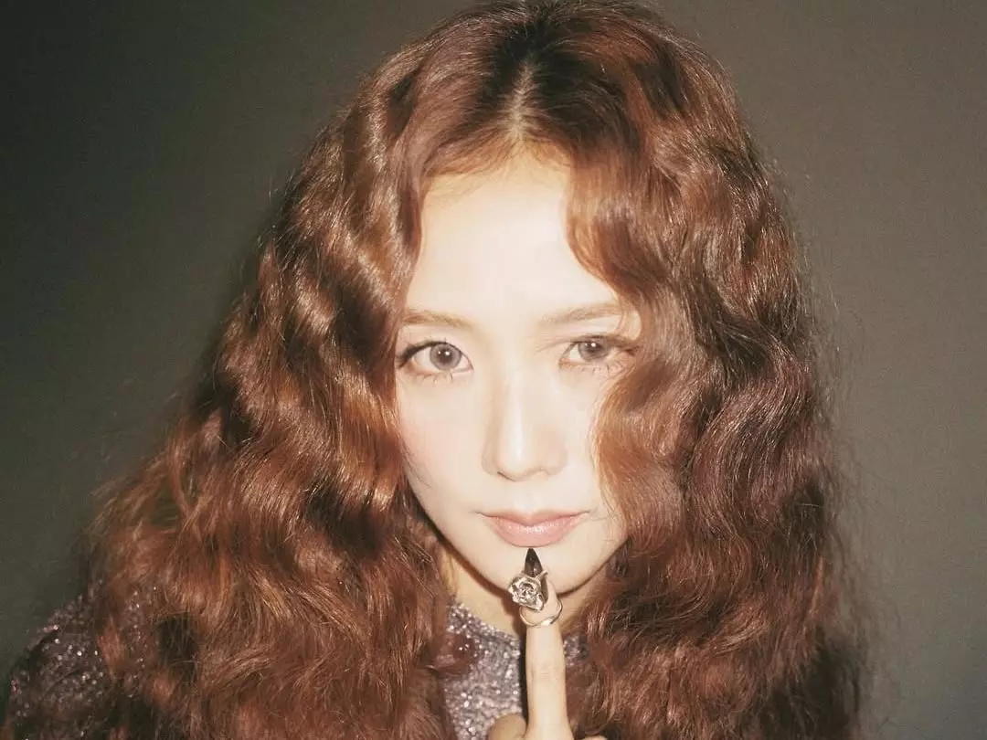 2025 女生髮型推薦：BLACKPINK Jisoo 羊毛捲、自然直髮靠 Dyson 就能無腦完成，5 大整理技巧大公開！