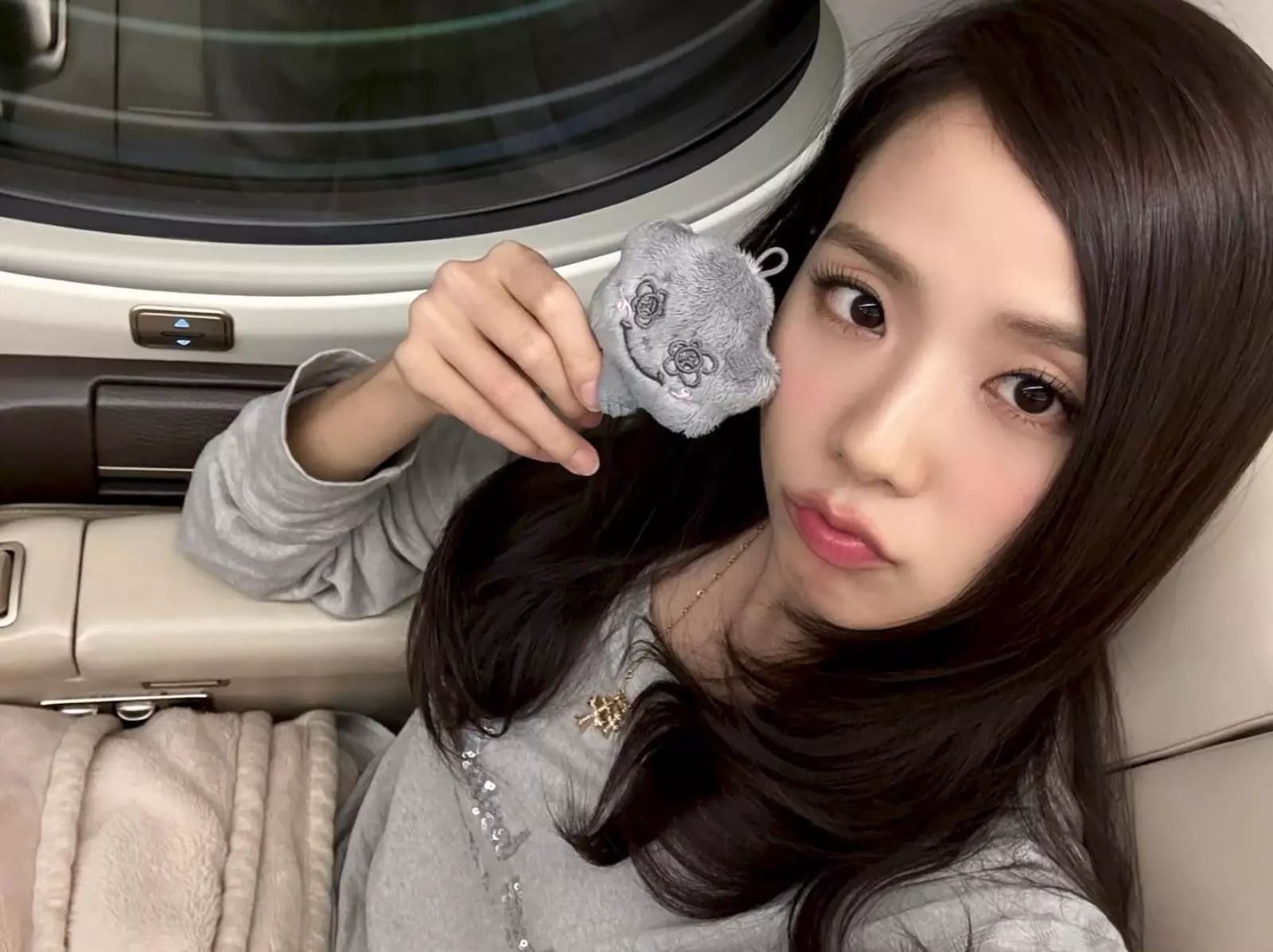 BLACKPINK Jisoo 來台遭空姐偷拍私人物品！粉絲怒批：「侵犯隱私！」