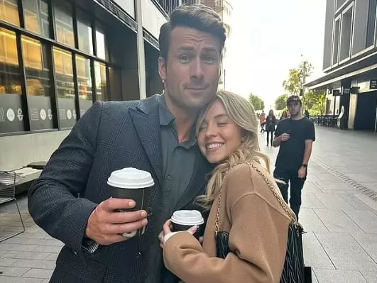 席德尼史威尼 Sydney Sweeney 才剛取消婚約！被拍到和《捍衛戰士》劊子手葛倫鮑威爾 Glen Powell 約會！