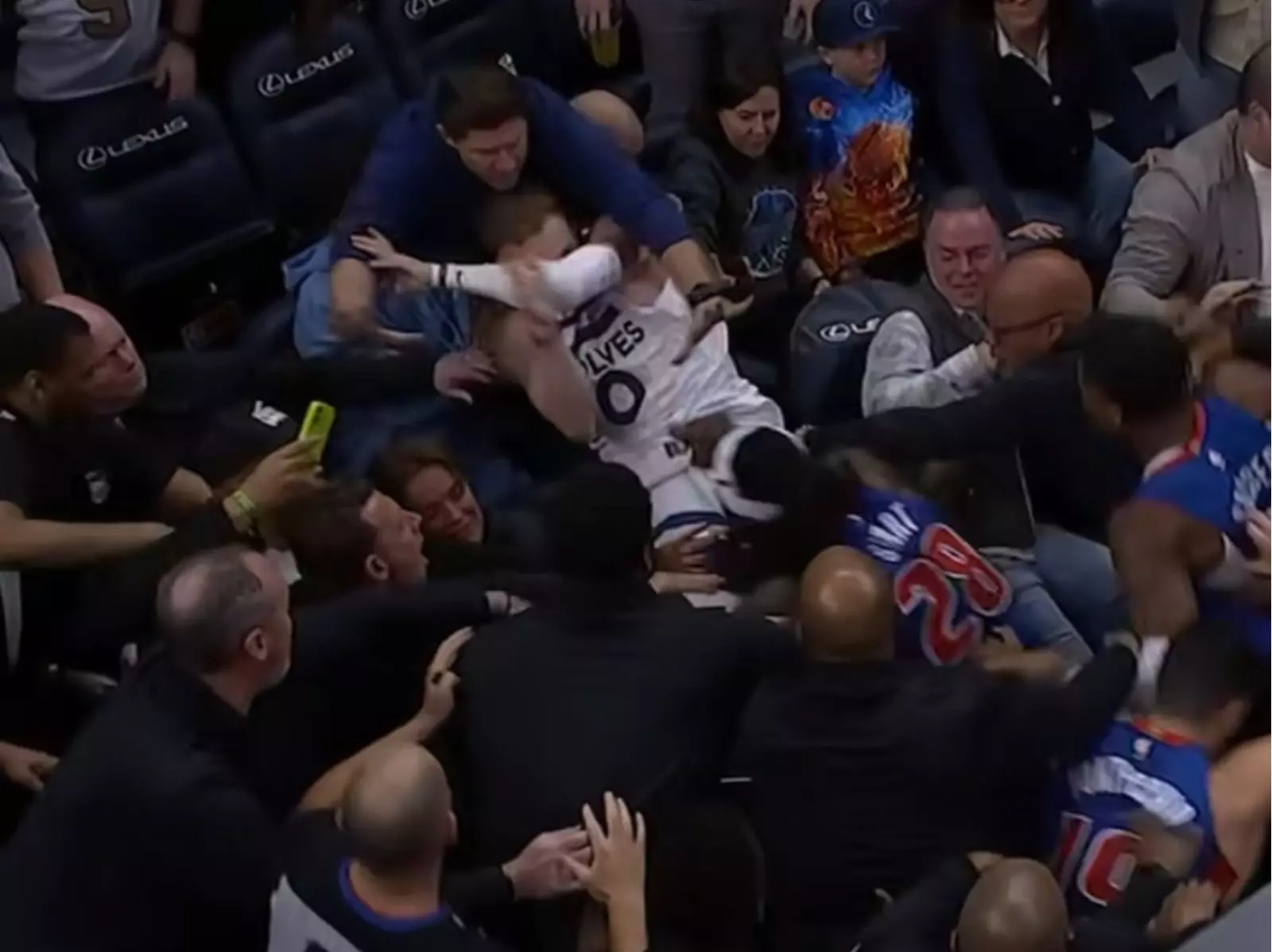 NBA／灰狼、活塞爆發多人大亂鬥，DiVincenzo 等共 7 人遭驅逐出場！