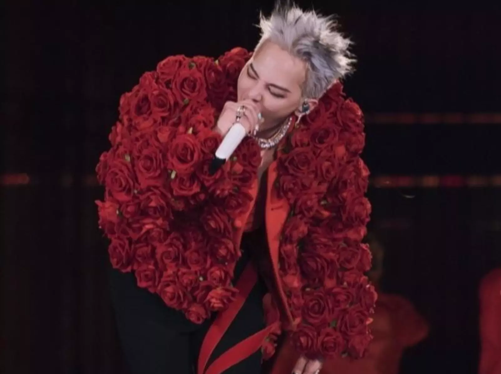 GD 權志龍演唱會場館變「垃圾海」，粉絲遭批：「沒公德心！」