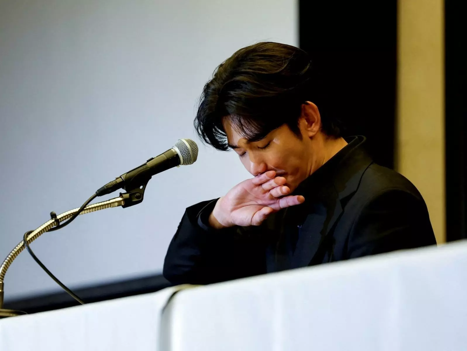 金秀賢記者會「受訪不給問」！手法神似鄭俊英、朴有天惹議！