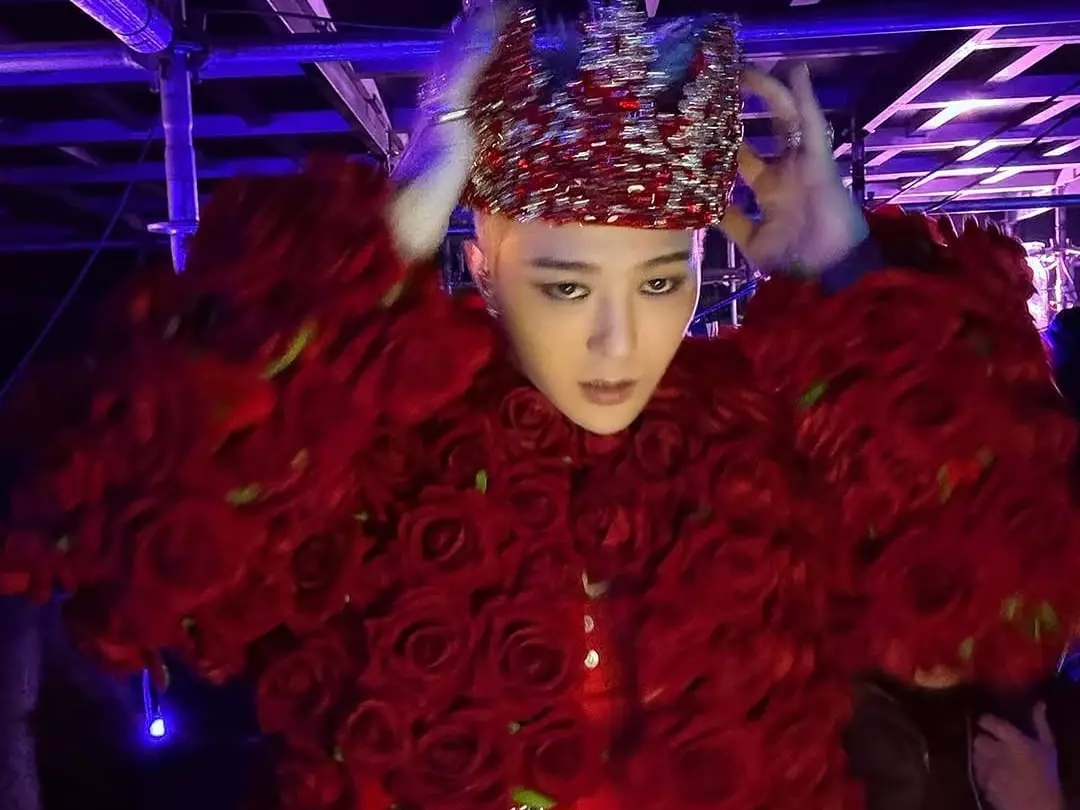 GD 演唱會慶功宴喝開！竟用鼻孔吹蠟燭一旁 CL 笑翻！