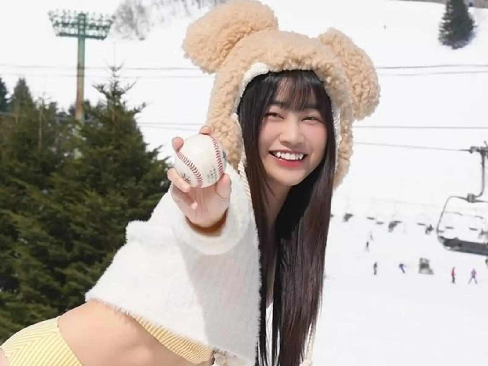陳伊日本滑雪場進行野球訓練，一身火辣勁裝無懼低溫！【野生抓正妹】