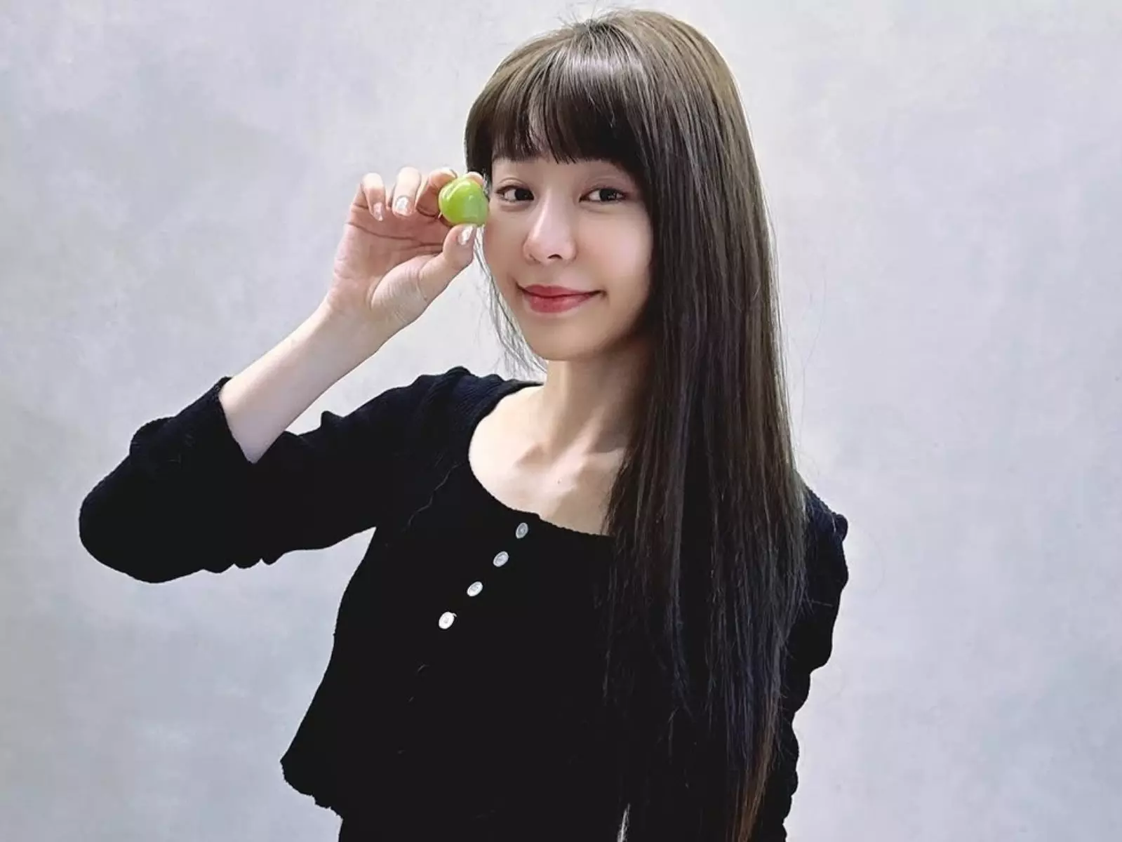 Yuri 陳洛心吃葡萄伸展極致腰身，日常「炫腹文」簡單辣暈粉絲！【野生抓正妹】