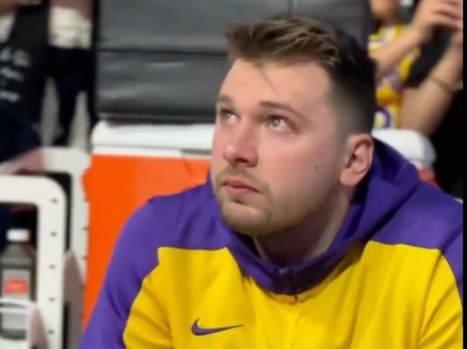 NBA／Luka Doncic 看到獨行俠致敬影片當場落淚，全場球迷齊聲高喊「Fire Nico」！