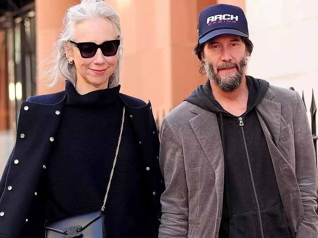 基努李維 Keanu Reeves 罕見放閃！和女友亞歷珊卓葛蘭特親小嘴互動親密引熱議！