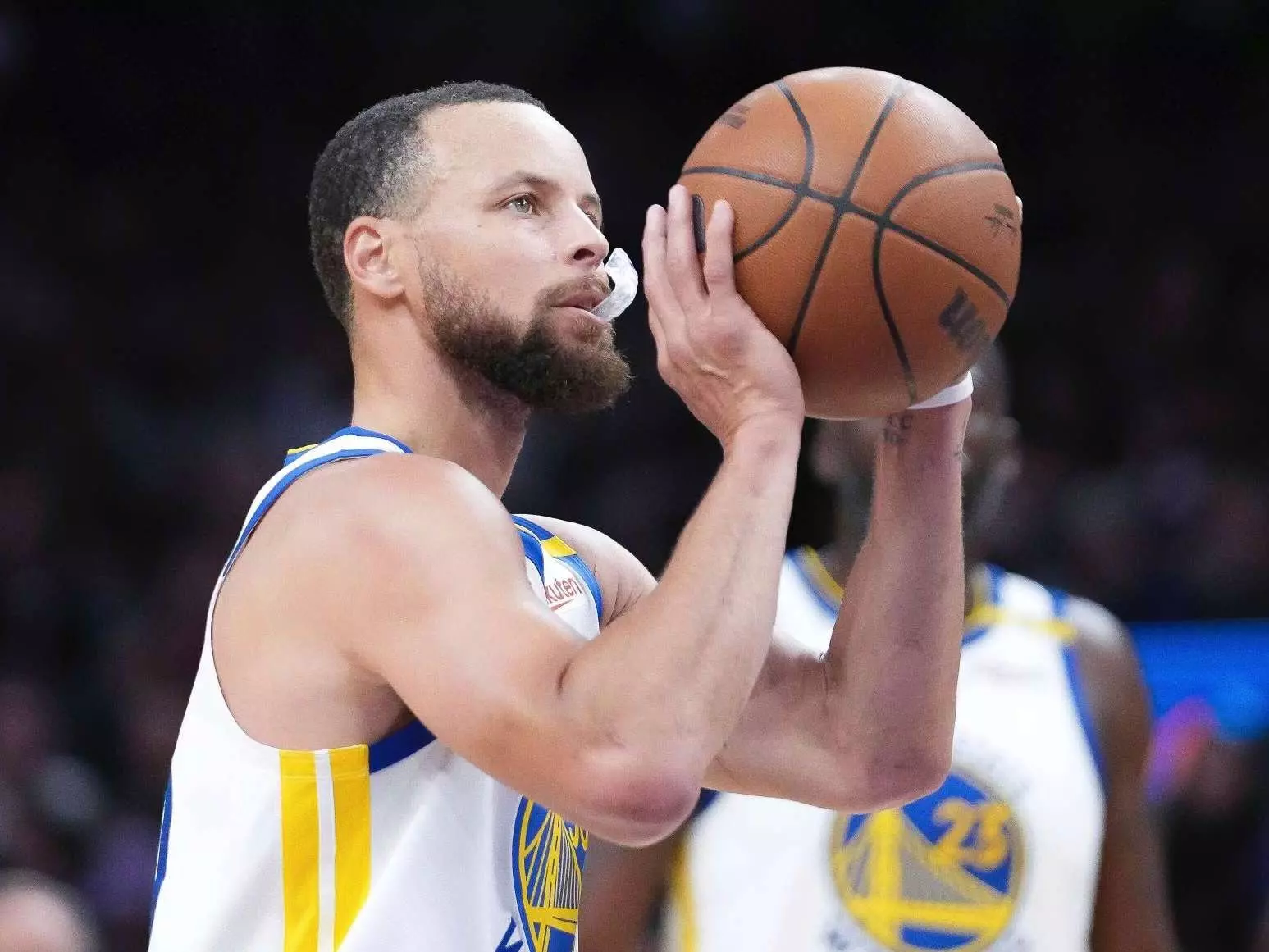 NBA／勇士射爆太陽，Steve Kerr 場邊暫停「向 Hield 介紹 Curry」片段笑翻網友！