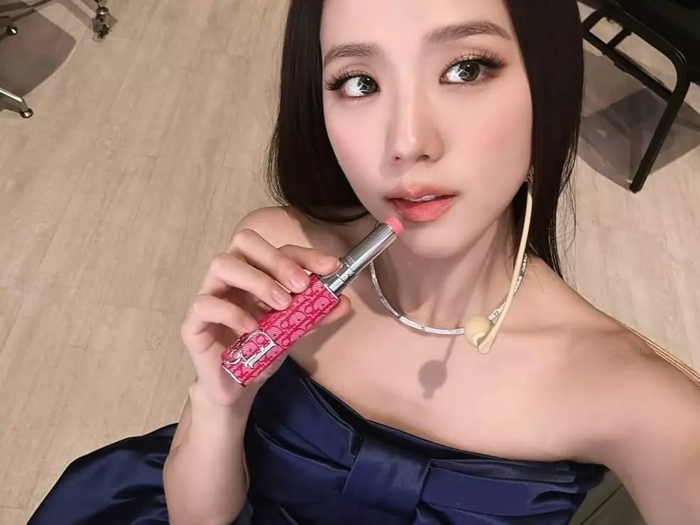 BLACKPINK Jisoo 演唱會彩排搶著先曬的「迪奧唇彩」到底多厲害！3 款限量外殼、全新 10 色必買亮點一次看！