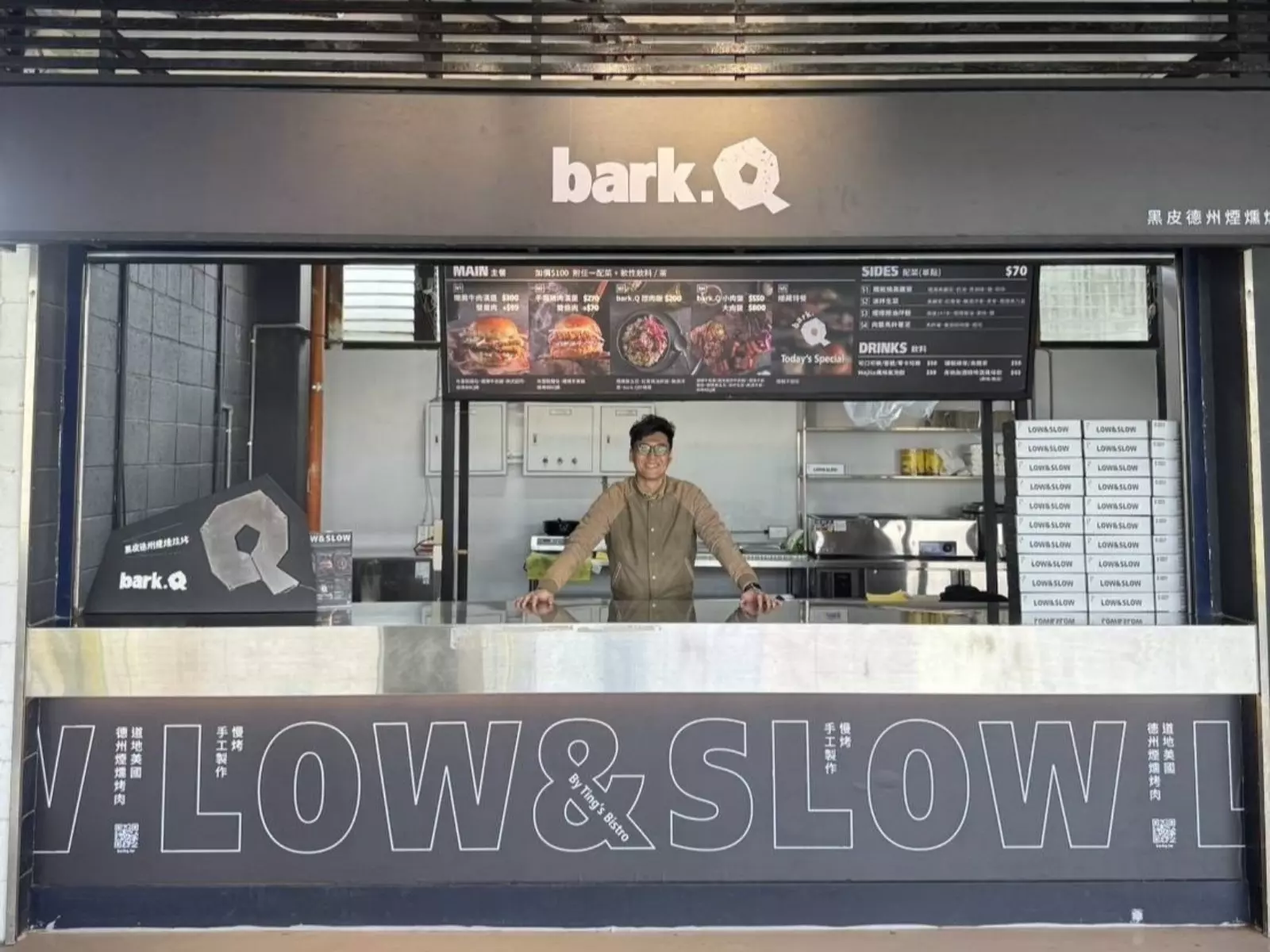 德州煙燻烤肉 bark.Q 進駐台中洲際棒球場，主打慢烤哲學文化，用Low & Slow 柴燒打造煙燻底蘊，聯手台北宵夜專門店《趖》推出泰北坡肉