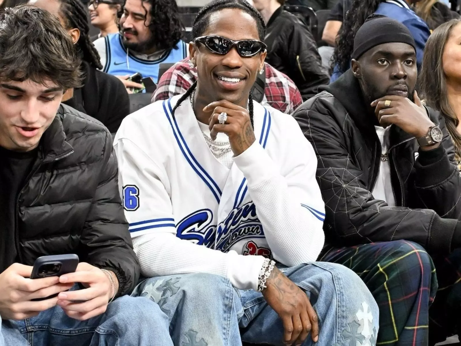 全新「閃電倒勾 2.0」2025 發售情報公開！Travis Scott 親自上腳實著看 NBA 比賽！