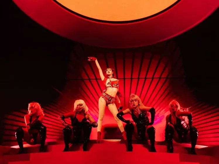 2025 Coachella BLACKPINK Lisa、Jennie 開唱！Rosé 現身驚喜合體！