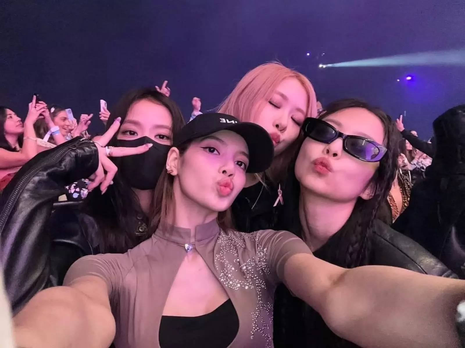 BLACKPINK Lisa 2025 Coachella 科切拉音樂節 Hello Kitty 造型引熱議！網喊：「四人合體了！」