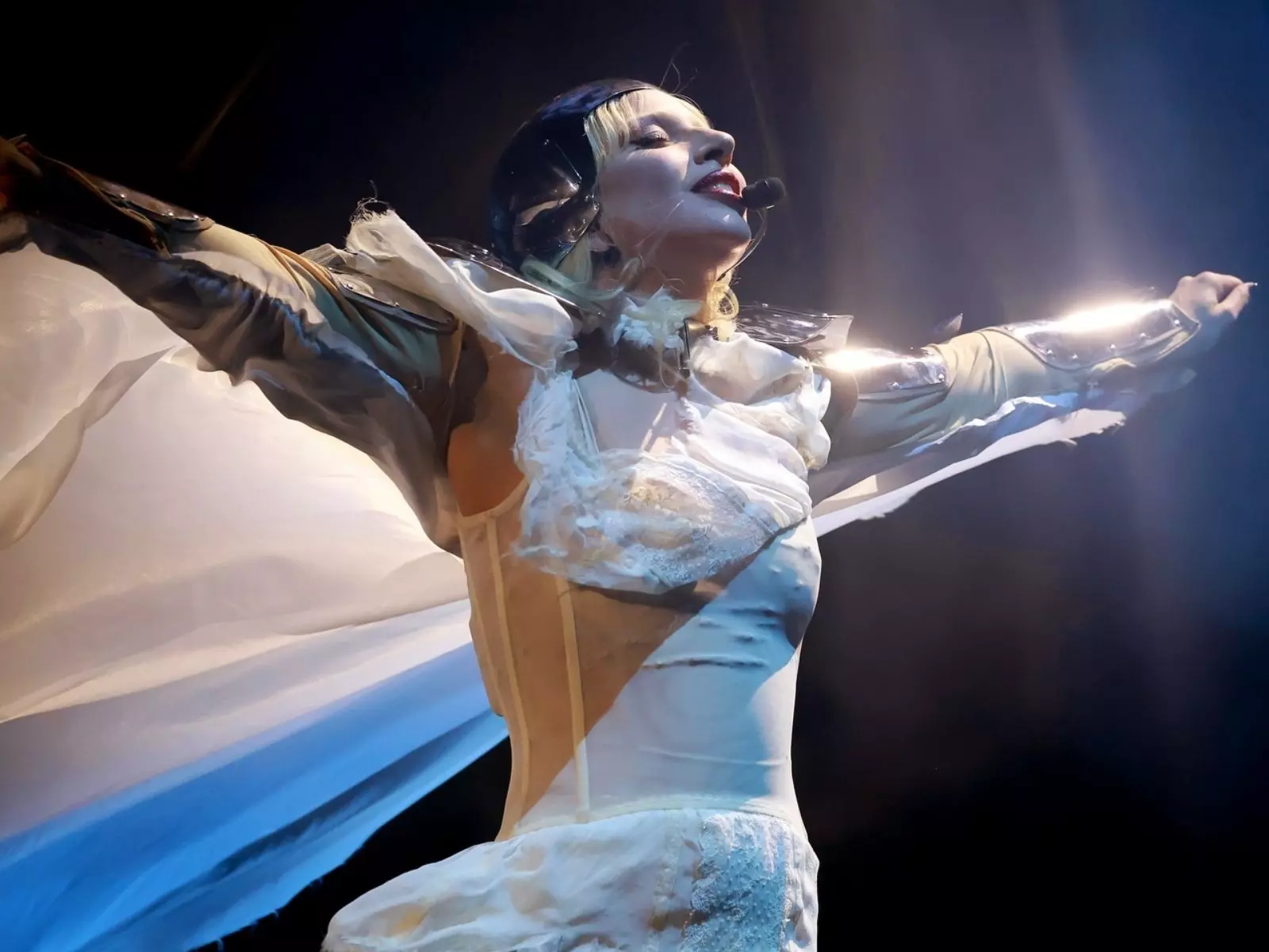 Lady Gaga 身高 155 公分 2025 Coachella 科切拉音樂節造型解析一次看！致敬多首經典歌曲 MV 掀回憶殺！