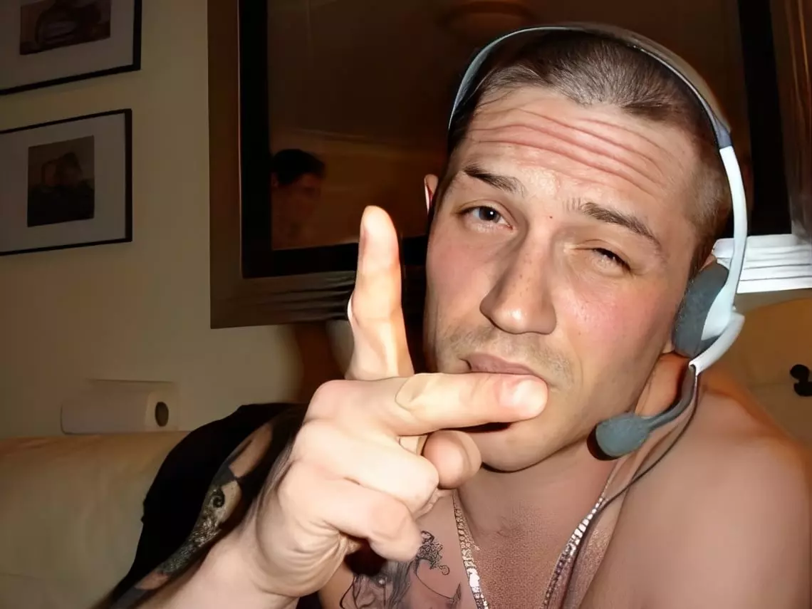 湯姆哈迪 Tom Hardy「MySpace」舊帳自拍照遭挖出！搞怪表情、秀身材網友封：「網路男友！」