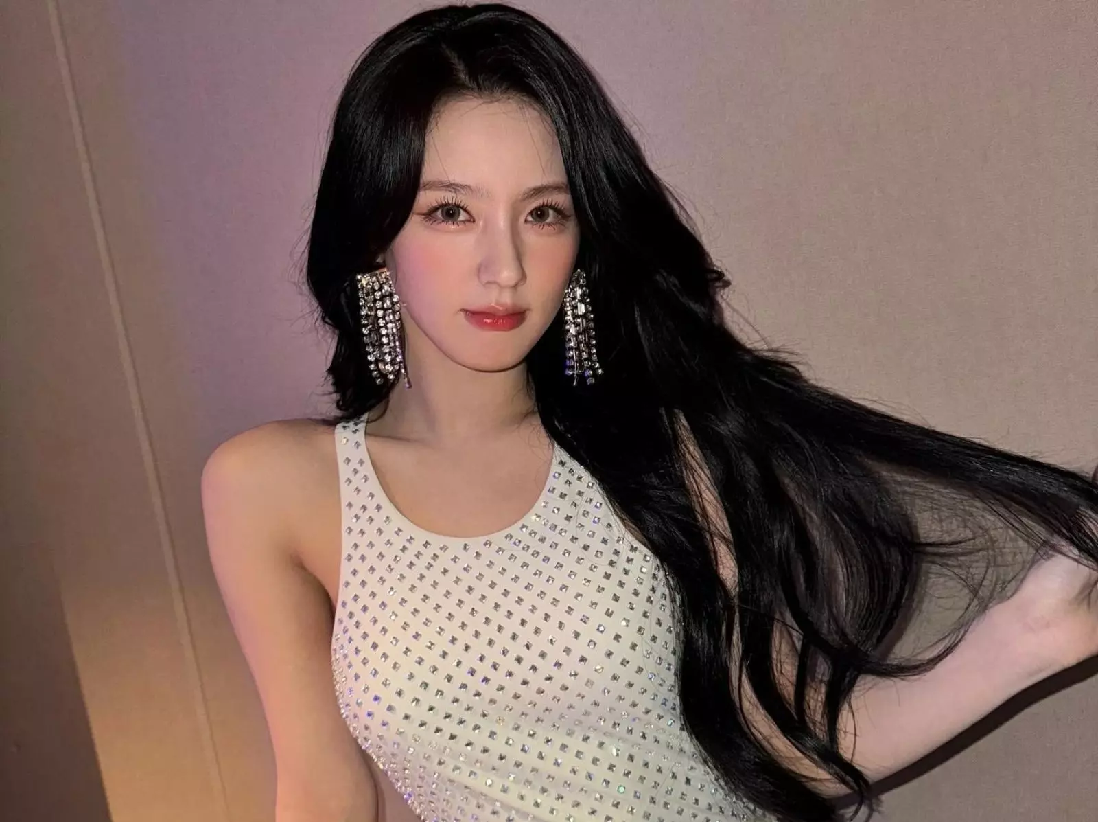 (G)I-DLE 薇娟攜手中國歌手吉克雋逸推出新曲〈Glow Up〉！網讚：「破天荒的組合！」