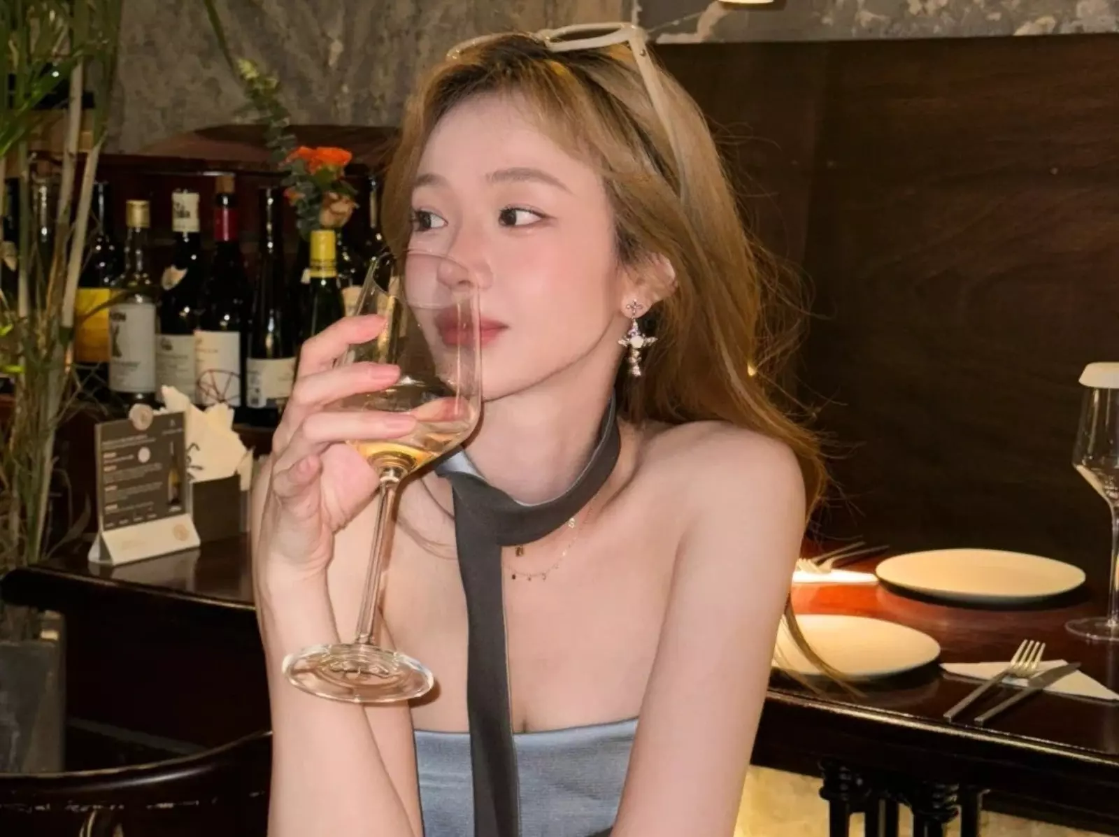 2025 酒吧拍照姿勢技巧 10 大推薦，酒杯遮臉、Y2K 高角度⋯滿滿氛圍感就這樣拍！