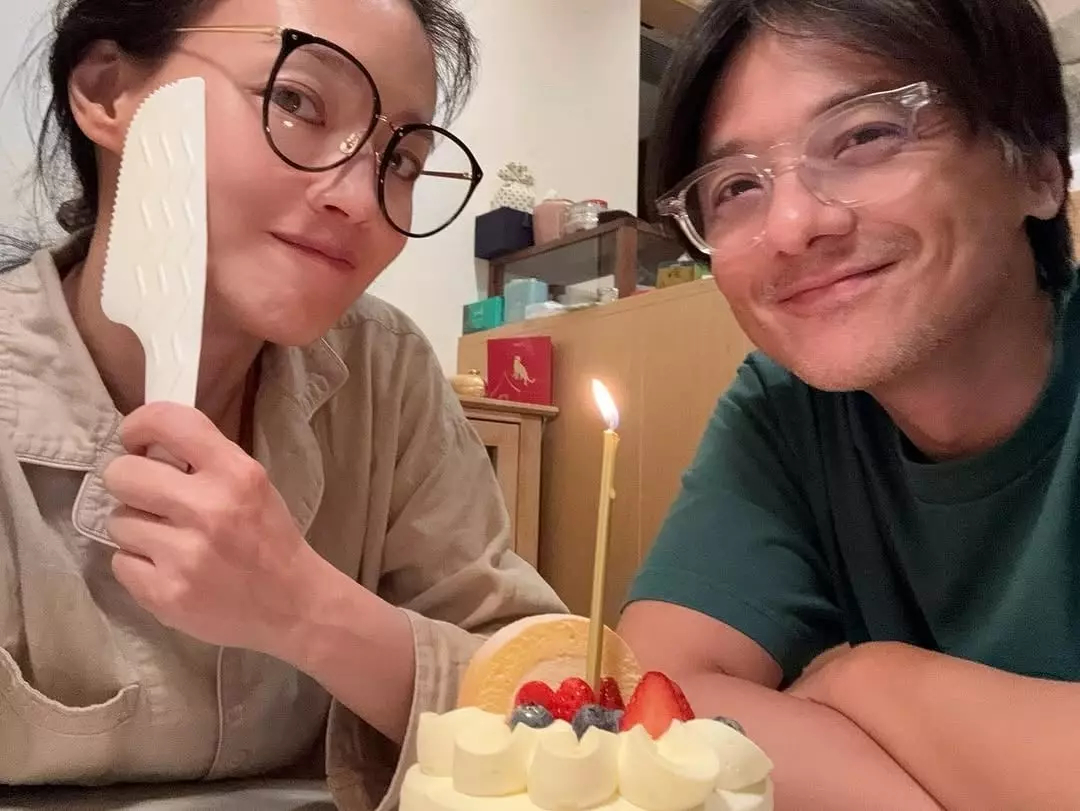 舒淇 49 歲慶生合體馮德倫放閃！撒嬌甜喊：「今日我最大！」