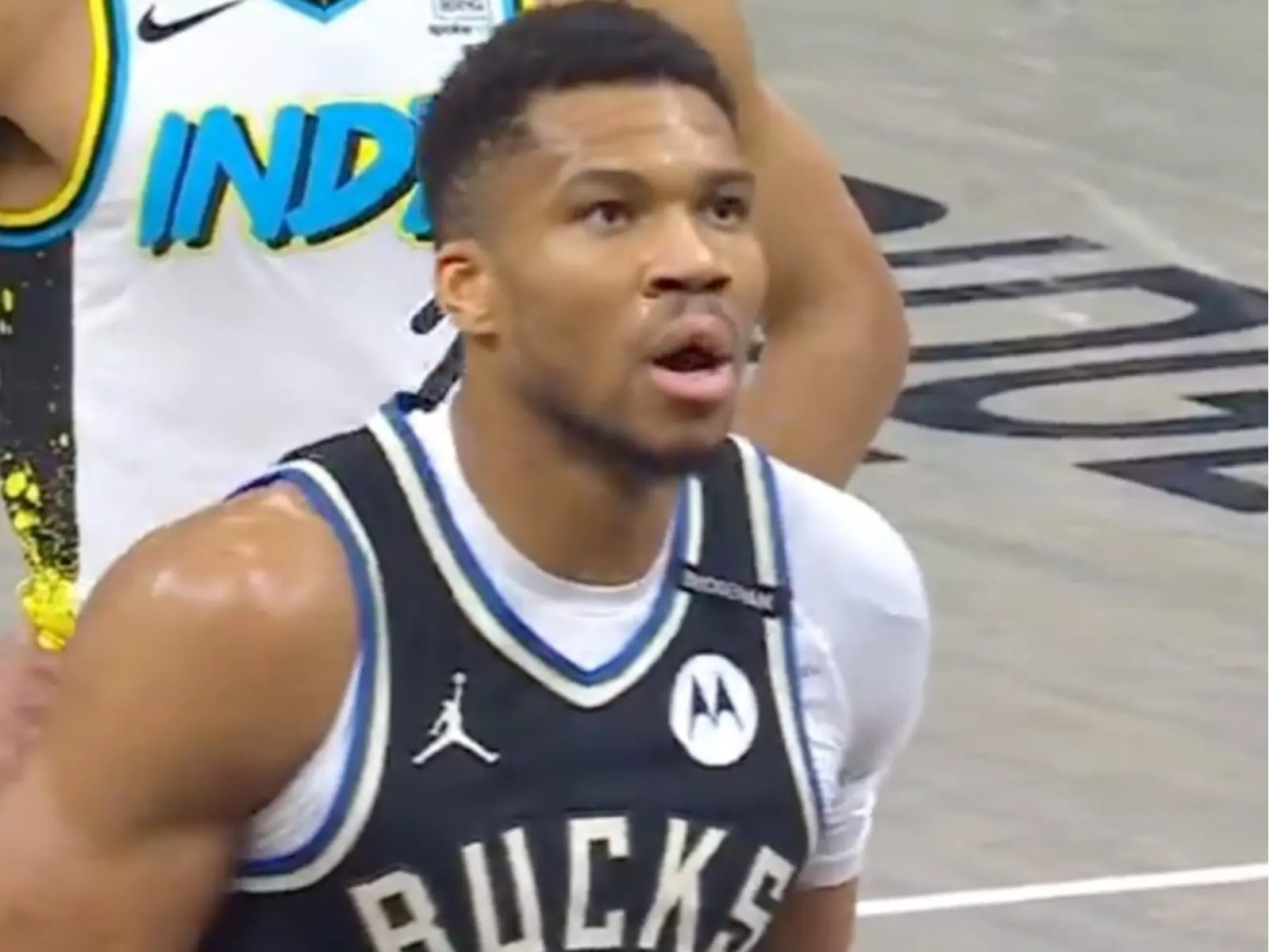 NBA／溜馬球迷拿「自製計時器」替字母哥罰球倒數！公鹿系列賽苦吞 2 連敗！