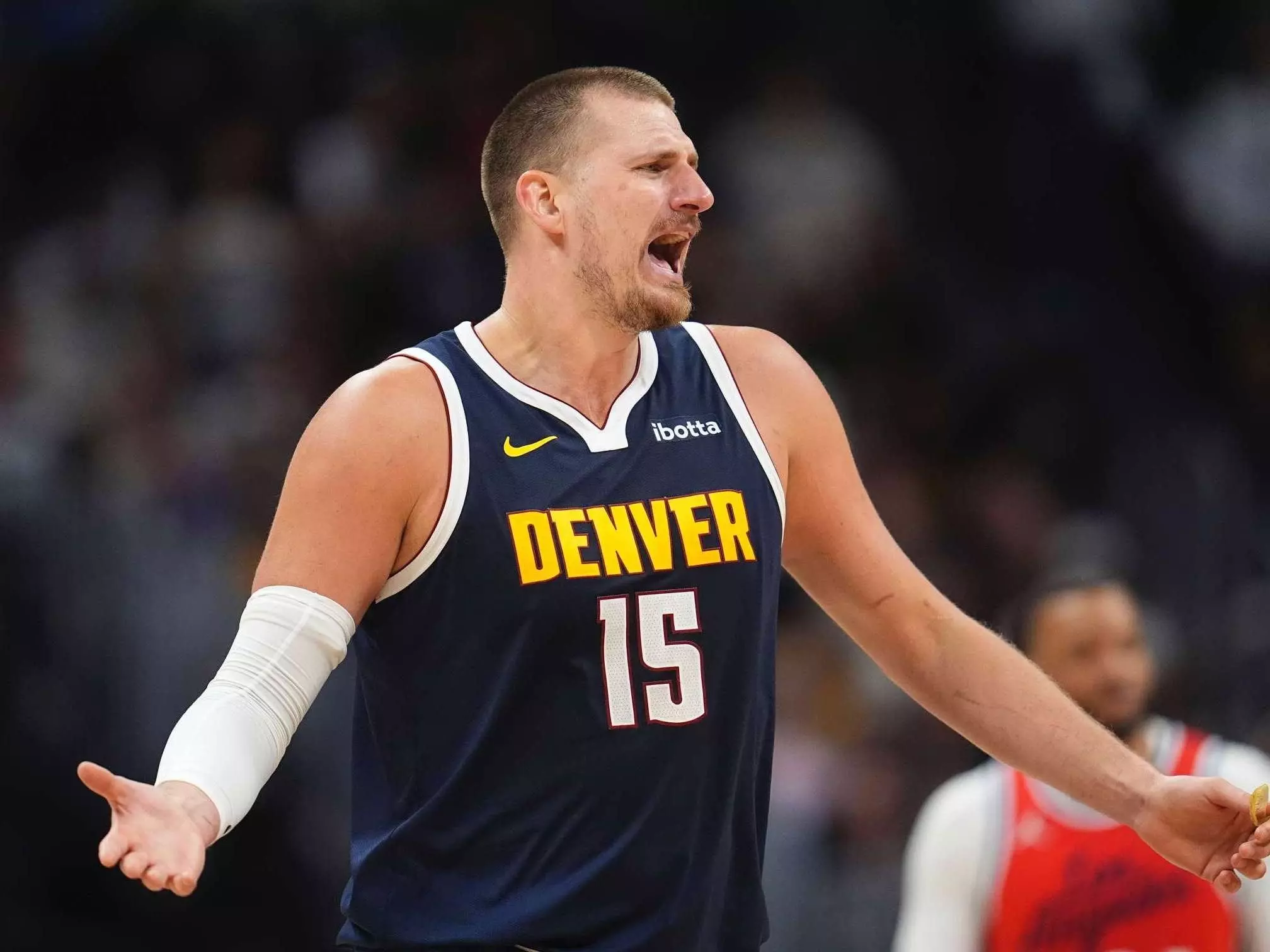 NBA／Nikola Jokic 誇張彈飛遭轟「全場都在演」！快艇記者批「多次假摔該罰！」