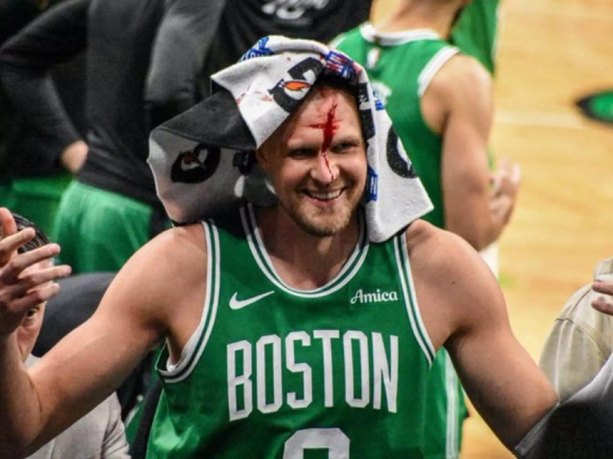 NBA／Kristaps Porzingis 額頭遭肘擊鮮血直流！賽爾提克缺 Tatum 仍豪取 2 連勝！