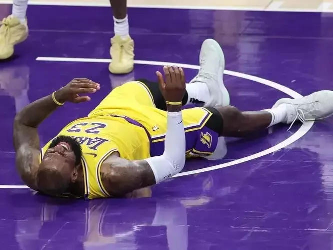 NBA／LeBron James 詹皇倒地「偷瞄」畫面曝光！球迷調侃：「史上最搞笑運動員！」