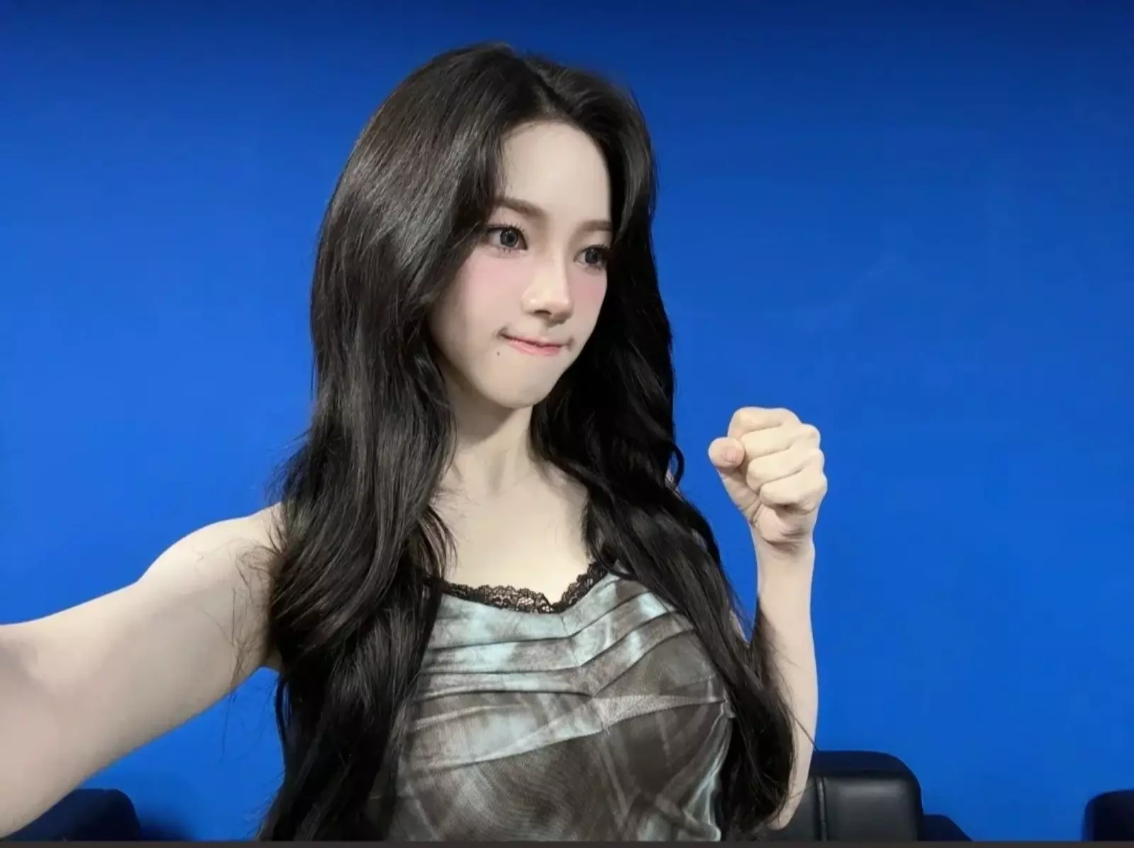 aespa Karina 替經紀人拍照遭噪音干擾！「怒吼回擊」畫面引熱議！
