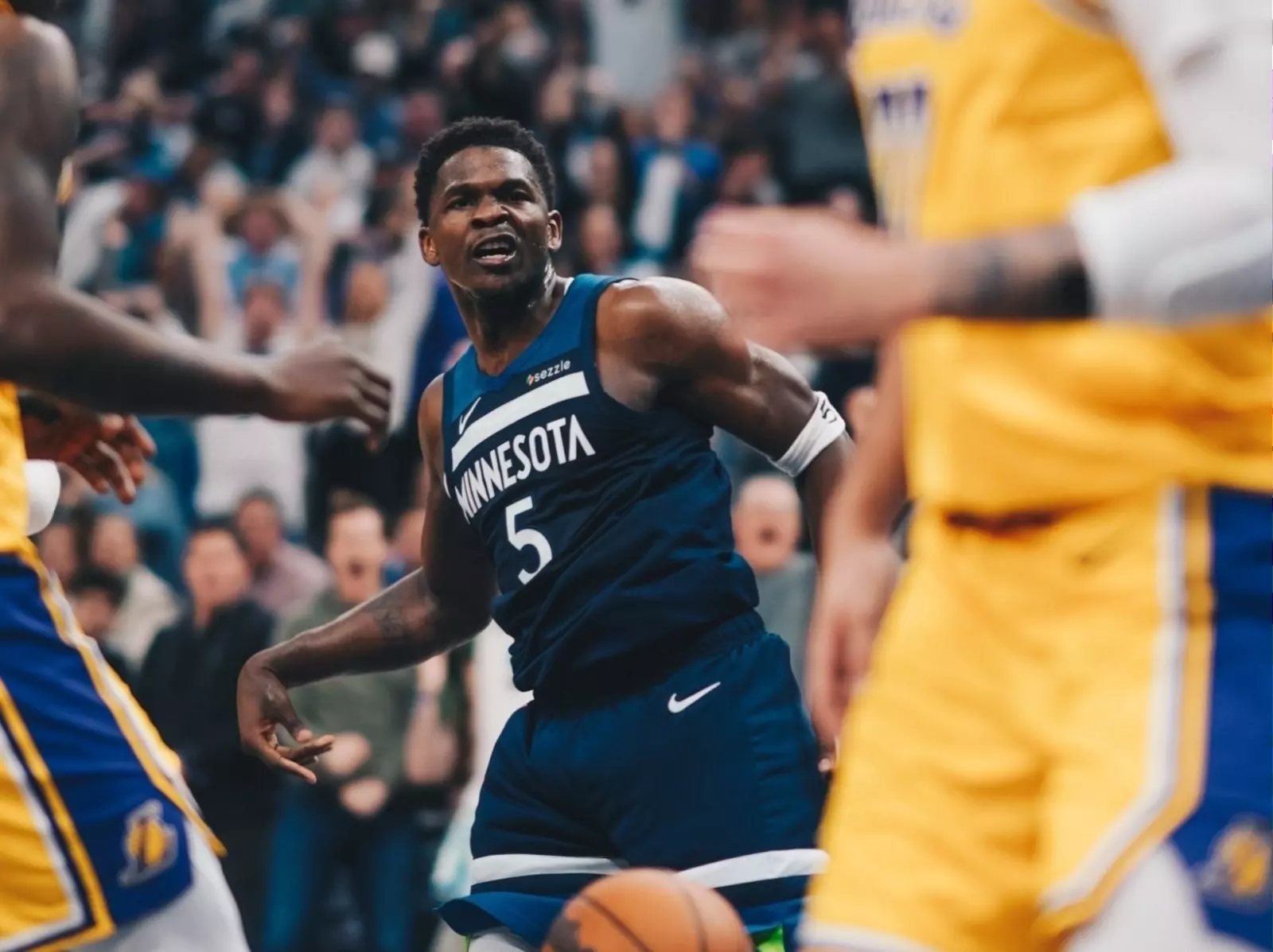 NBA／灰狼擊敗湖人系列賽 2：1 領先！詹姆斯狂轟 38 分也無力回天！