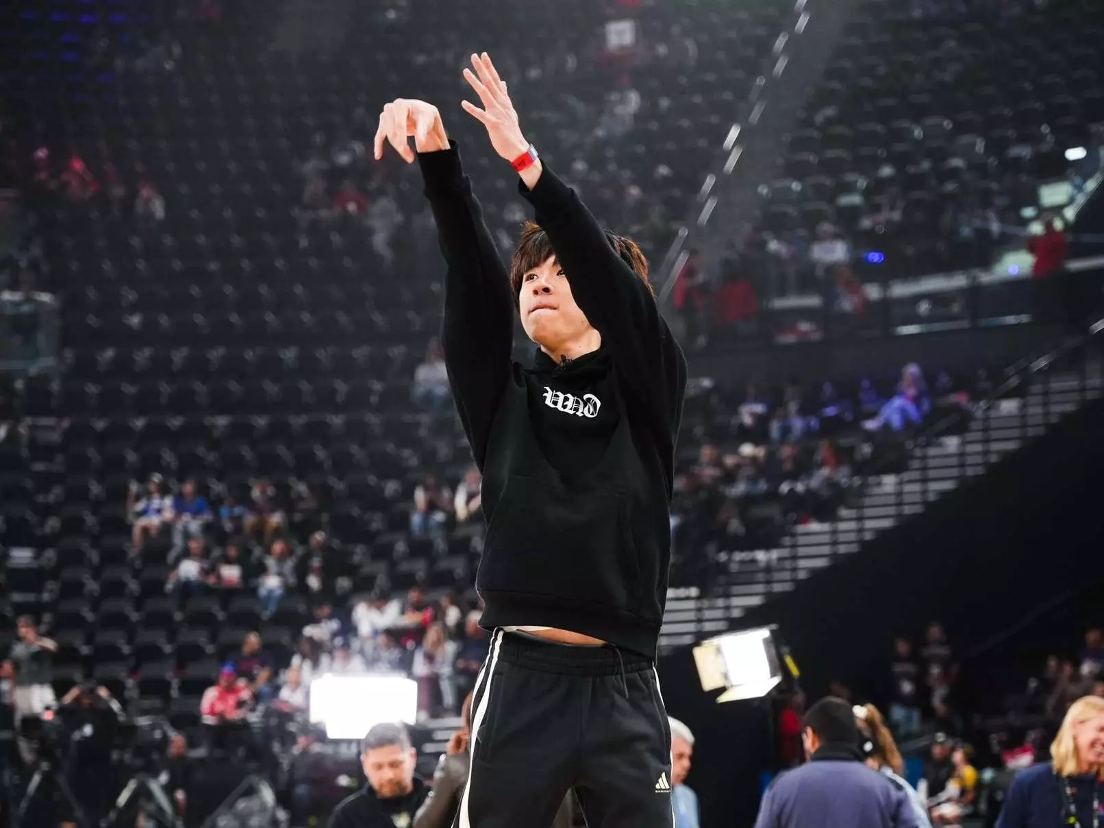 Ray 首踏 NBA 快艇主場！與偶像 James Harden 同框「身上單品＆鞋款」成亮點！