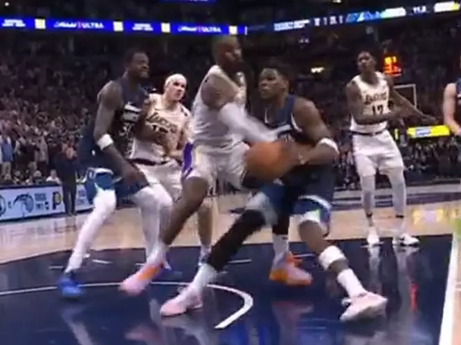 NBA／詹皇 10.1 秒致命犯規送 AE 兩罰輸球！賽後不滿改判：「手是球的一部分！」