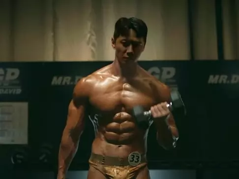 《24 小時健身俱樂部》李濬榮身高 185 公分肌肉健美身材是真的！親曝 3 招鍛鍊技巧！