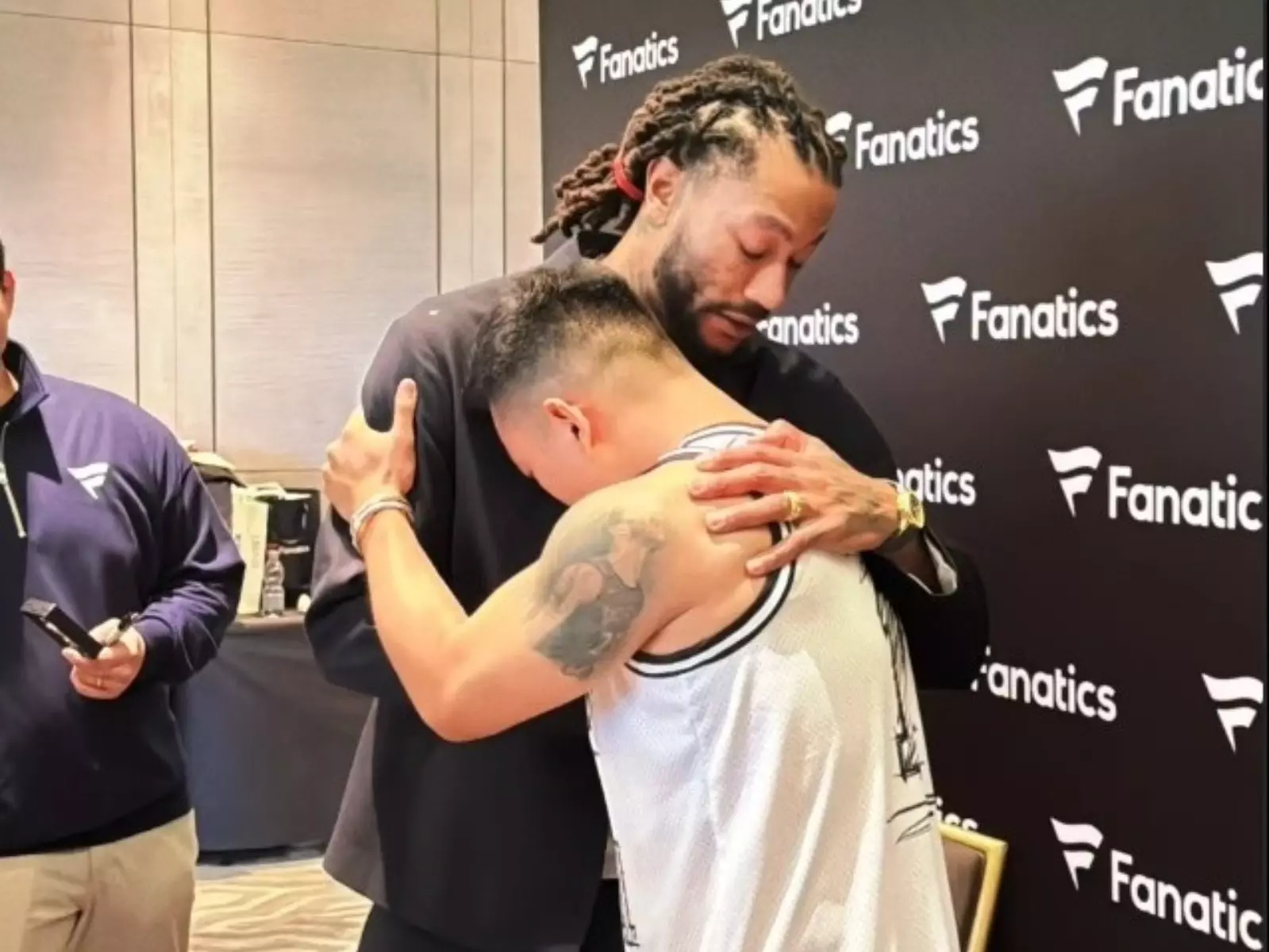 NBA／Derrick Rose 見到中國粉絲把自己刺青在身上，當場感動落淚直呼太瘋狂！